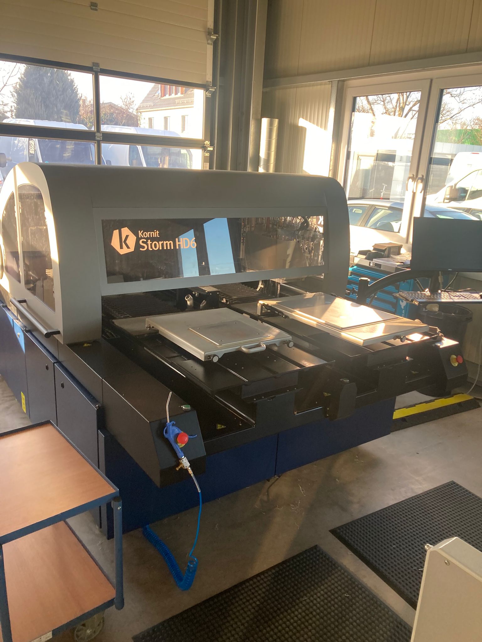 Machine d'impression KORNIT DTG STORM HD6 - Achat fin 2024 - Comme neuve - Pack complet comprenant un séchoir à bande, différentes palettes, un logiciel RIP, un compresseur, etc.