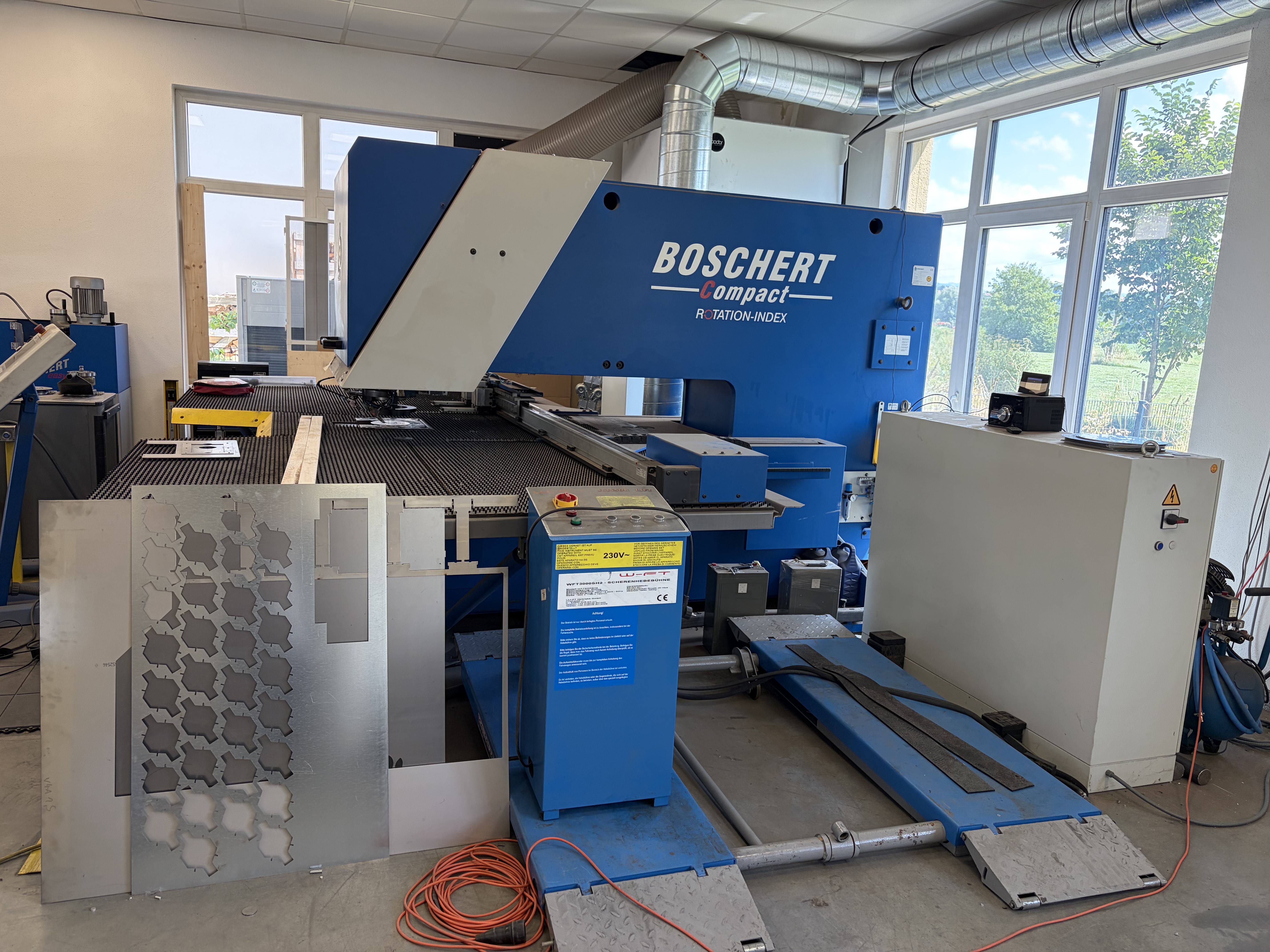 Poinçonneuse CNC à rotation Boschert Compact 1000 — 2014, seulement 5 722 h, en fonctionnement Hot deal Faible nombre d'heures
