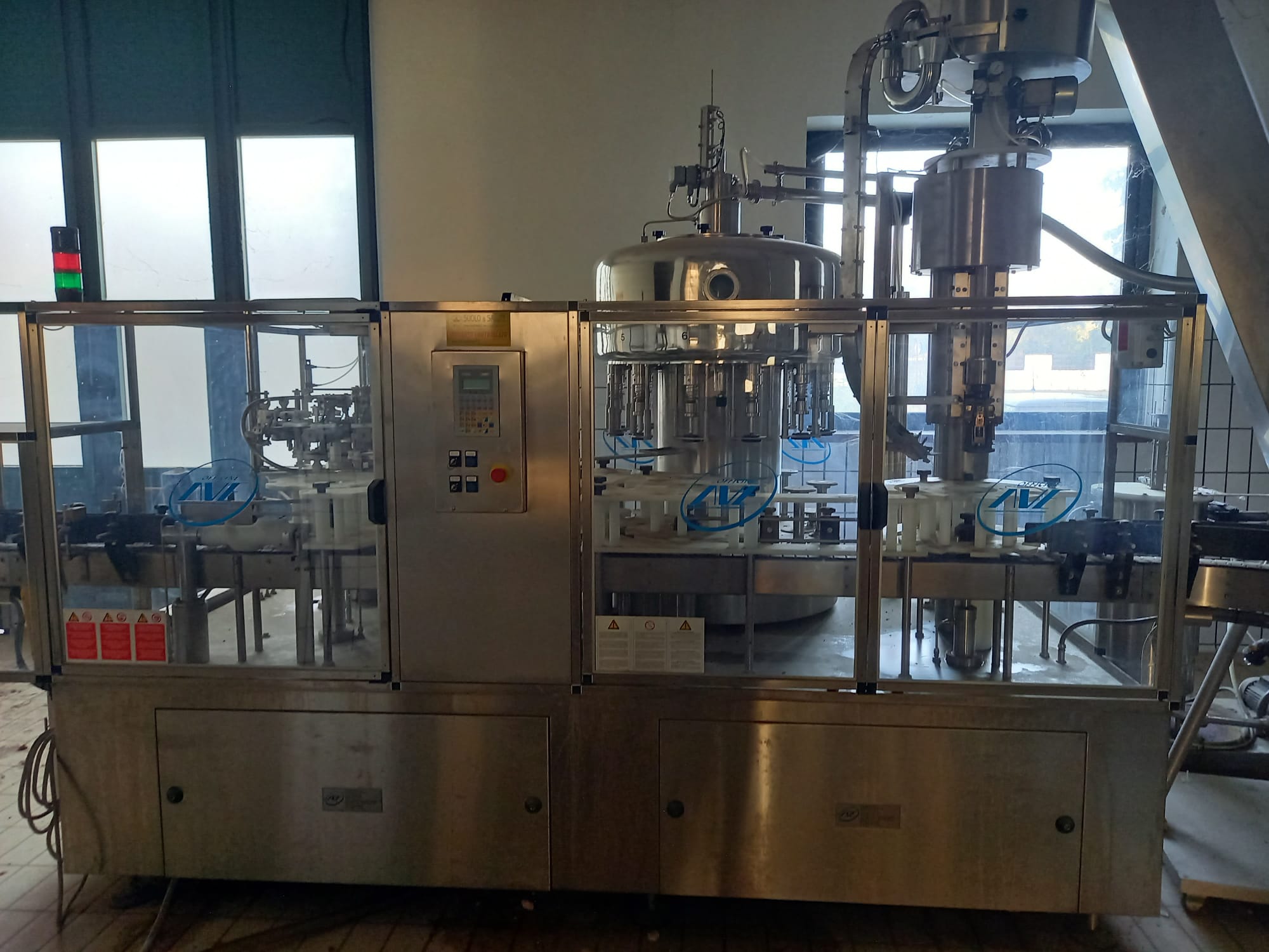 2001 Ligne de mise en bouteille huile/vin AVE Industries OCEANIC-V 12/12/1 - Ligne de mise en bouteille