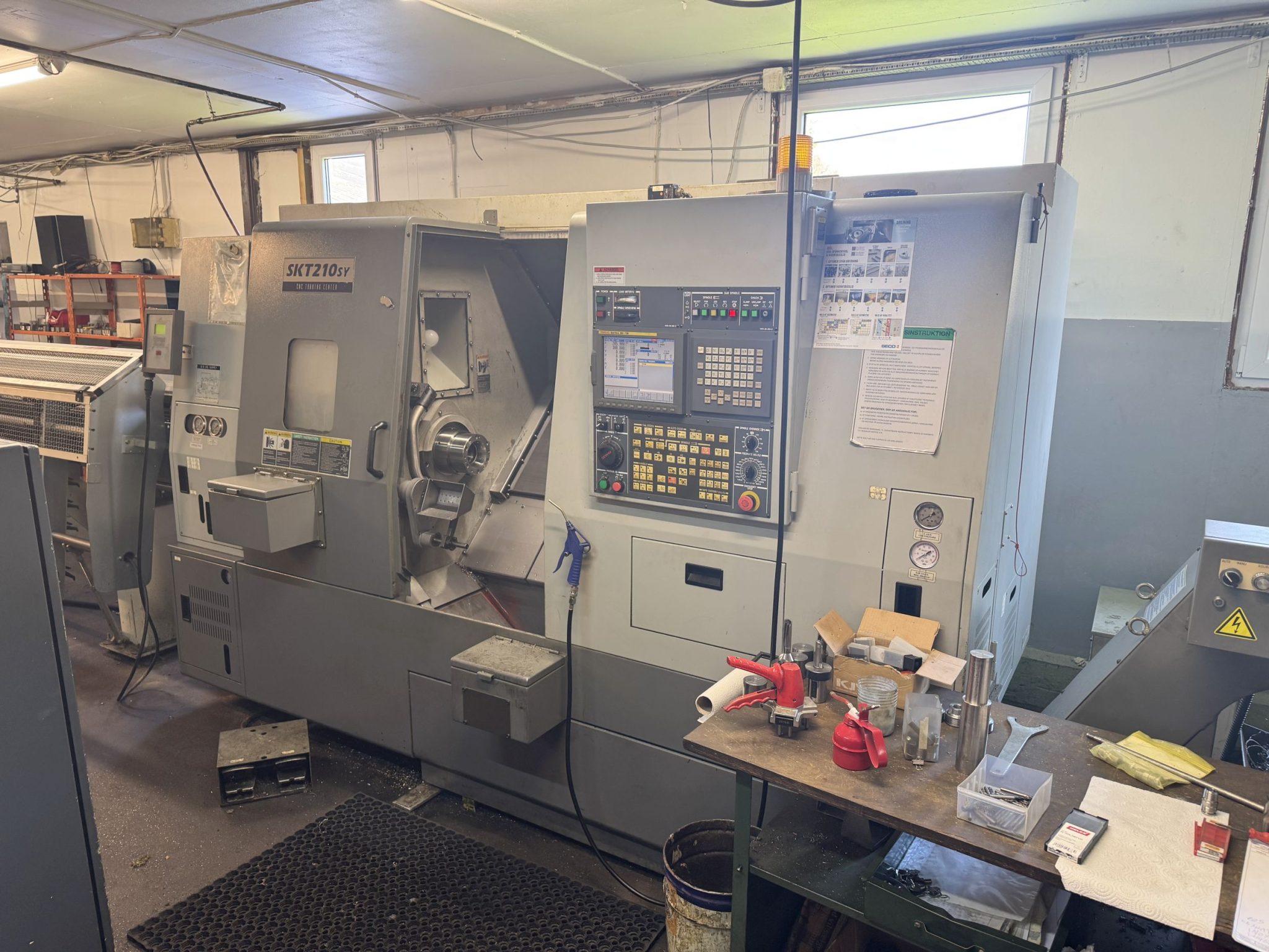 Tour CNC avec ravitailleur de barres Hyundai SKY 210 SY d'occasion