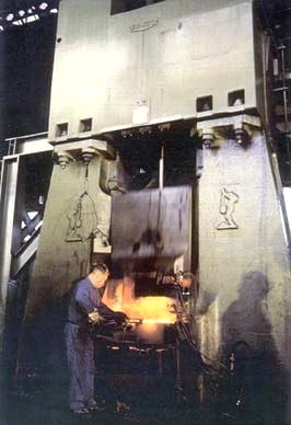 Forgeage au marteau électro-hydraulique Eumuco HOG25a