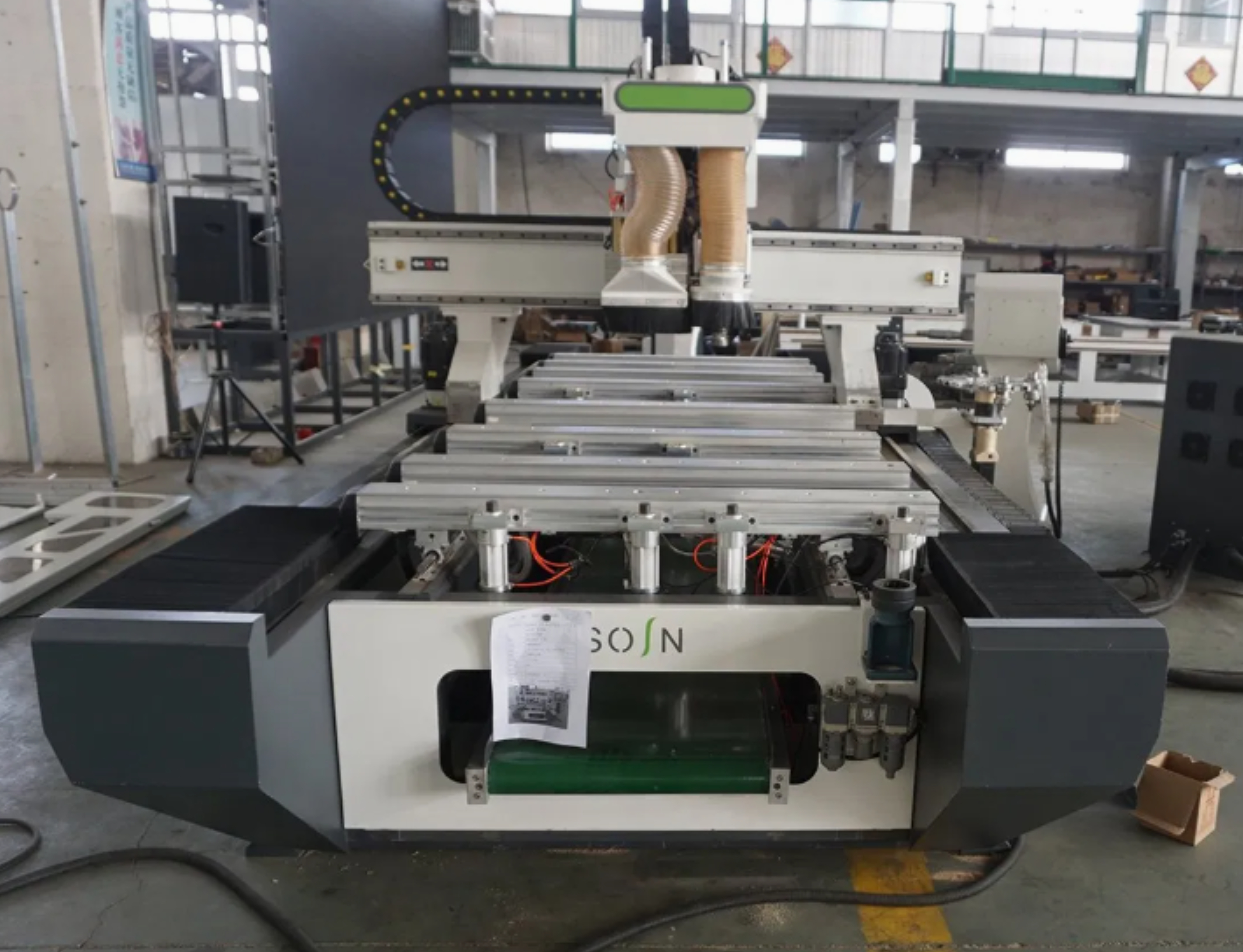 Centre d’usinage CNC bois pour portes et fenêtres SOSN SOSN SP1328-6 CNC Faible nombre d'heures