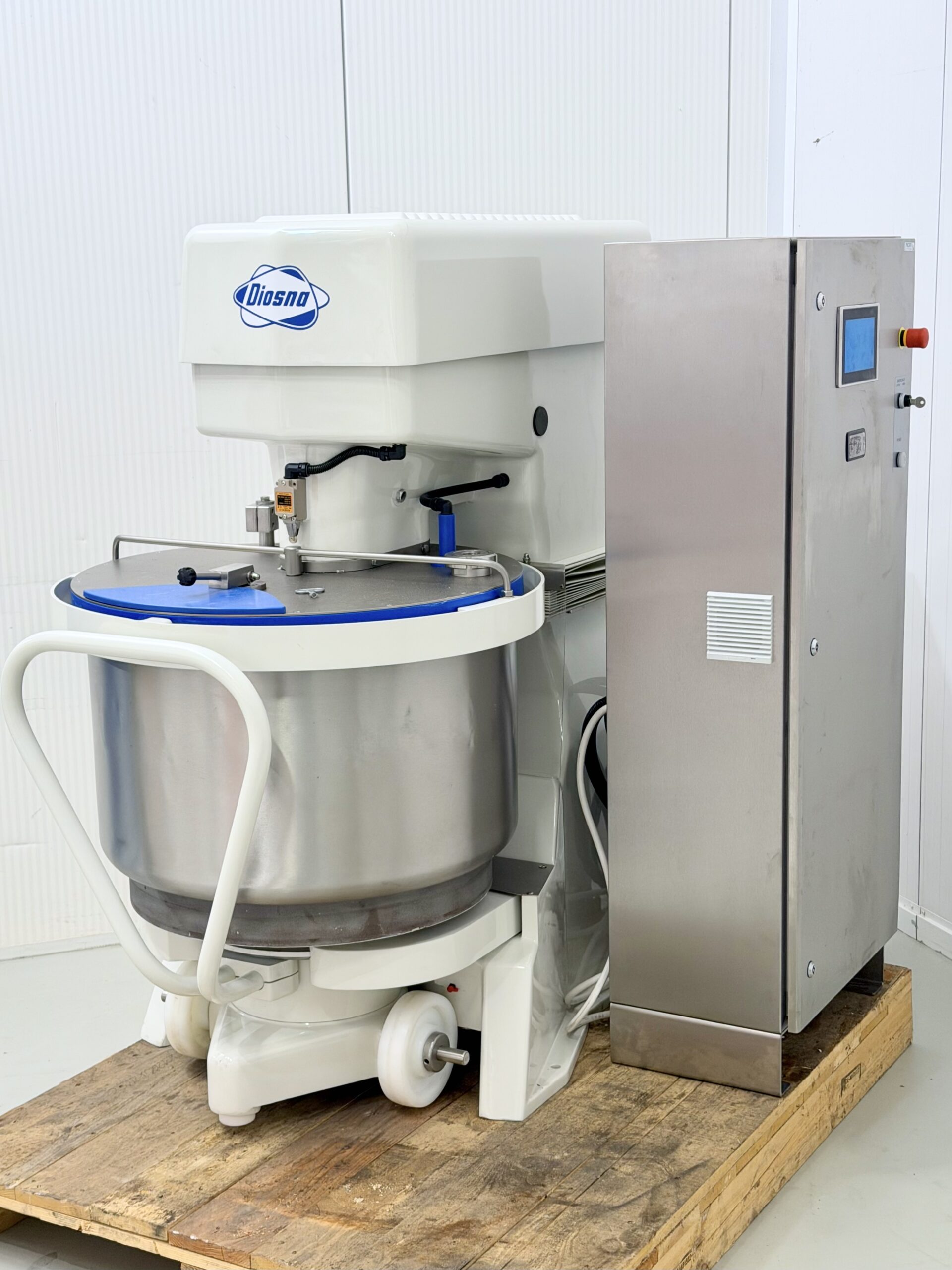 Mélangeur à pétrir Diosna W 120 A avec 2 cuves, capacité de 120 kg de pâte.