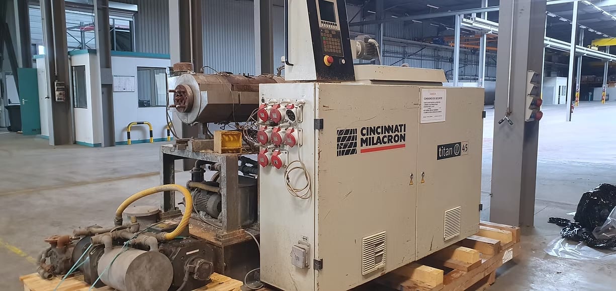 Extrudeuse bivis CINCINNATI Titan 45 Faible nombre d'heures