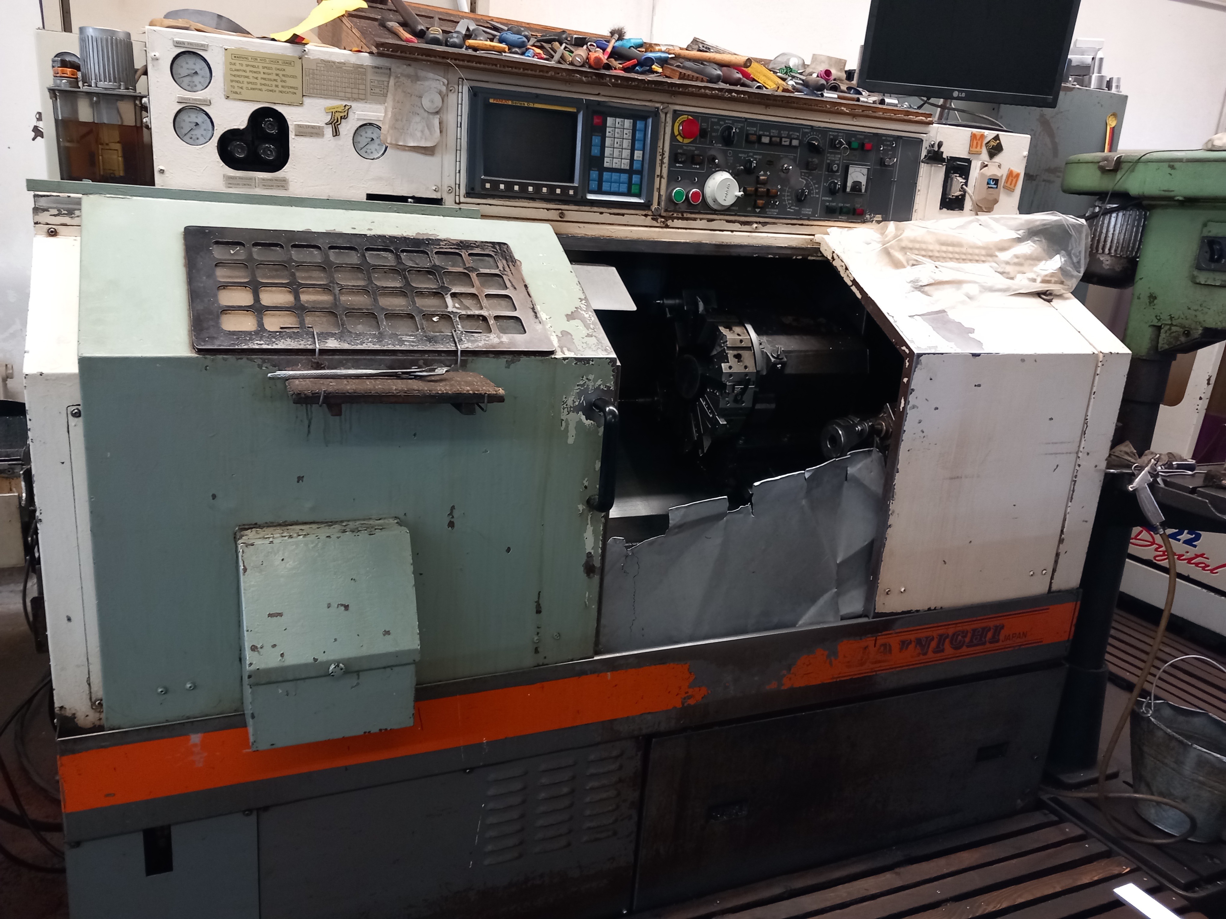 Tour CNC avec ravitailleur de barres DAINICHI F20 d'occasion
