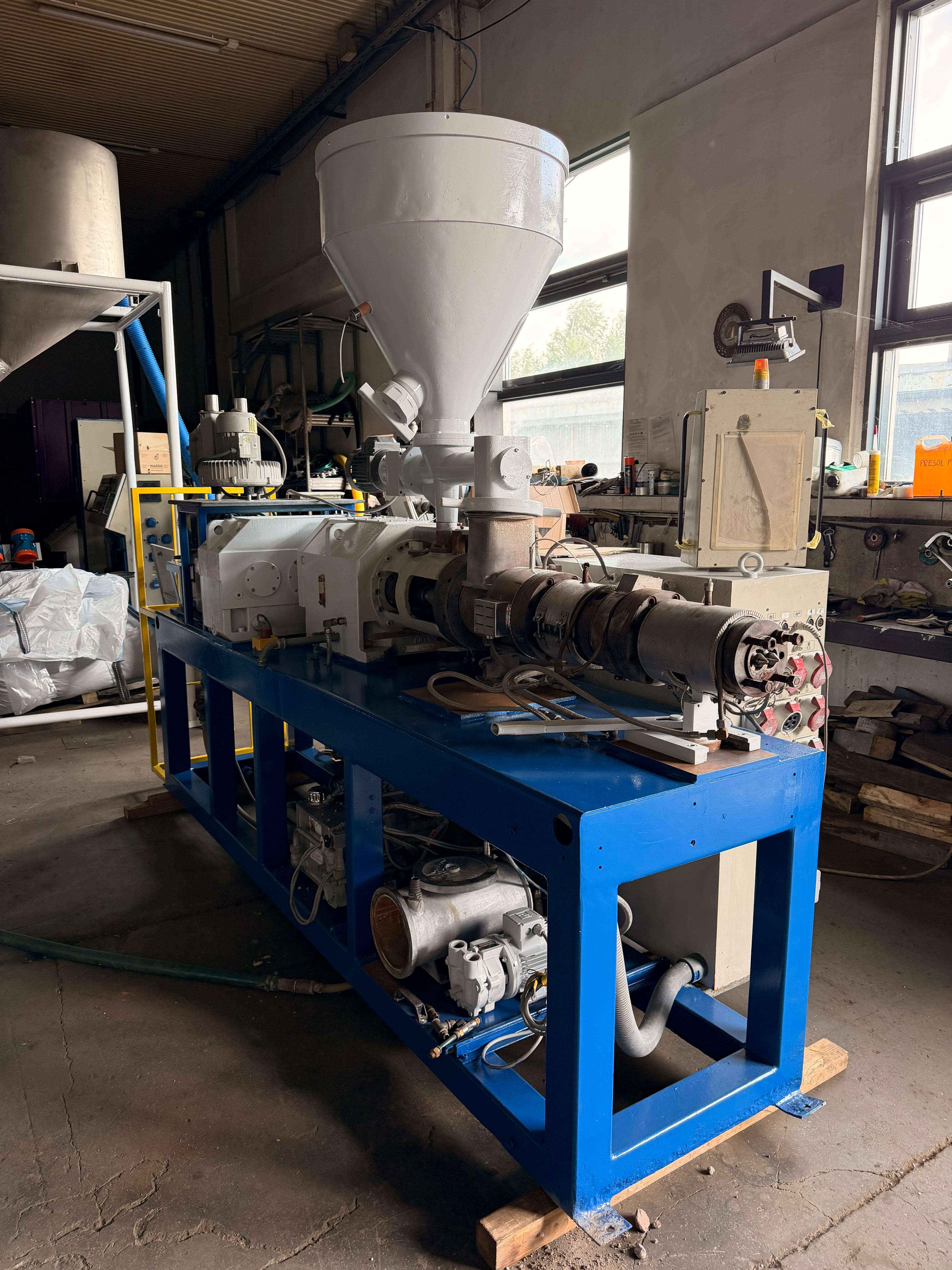 Extrudeuse à double vis CINCINNATI CMT45L – 45 mm Faible nombre d'heures