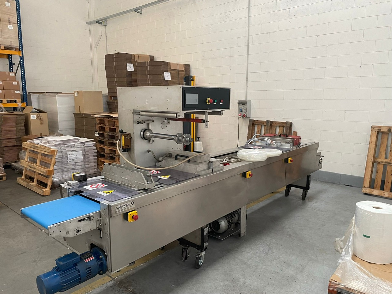 Machine de thermoformage de marque Colimatic, personnalisée avec une matrice américaine intégrée.
