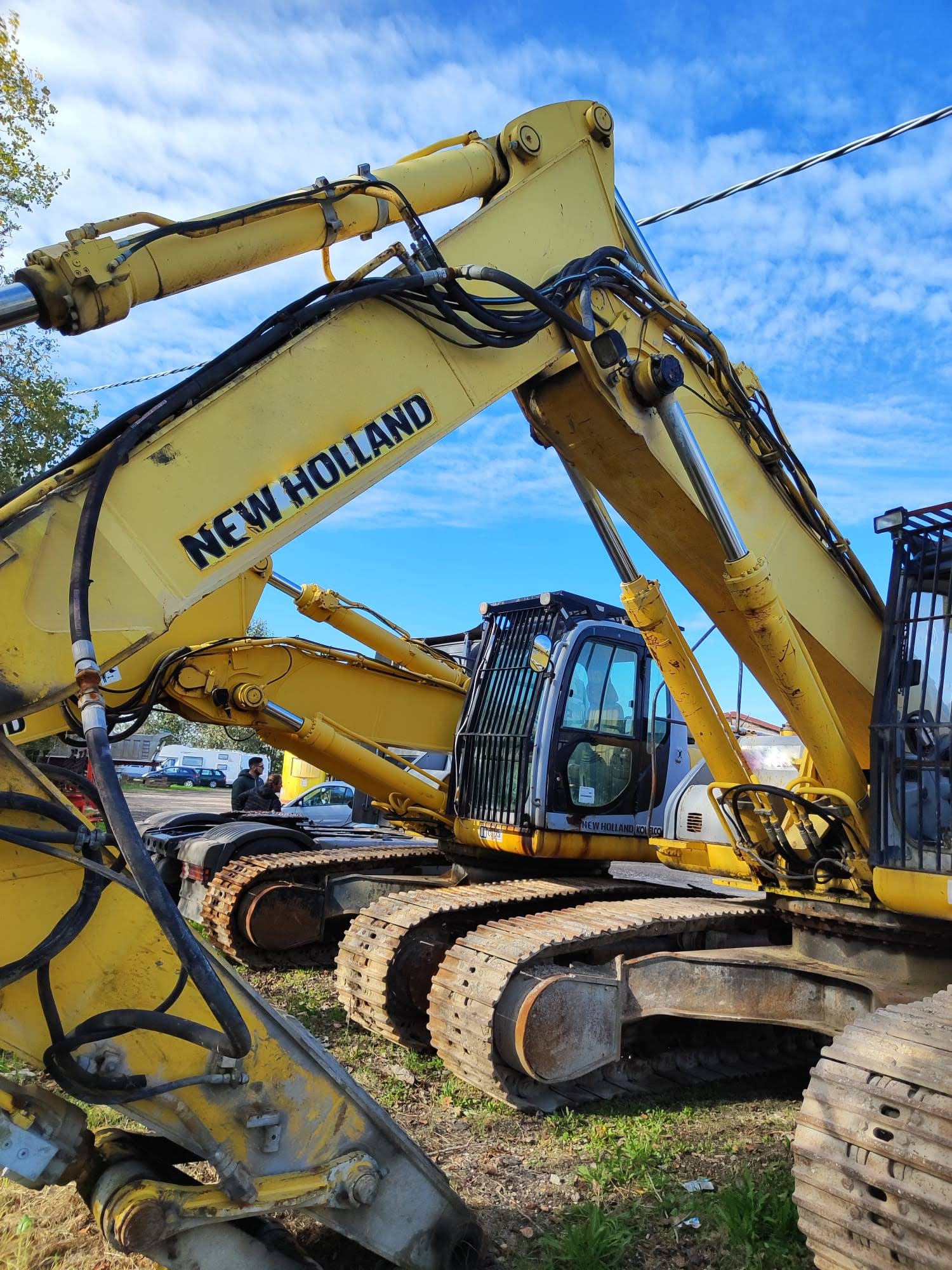 Excavateur New Holland E385
