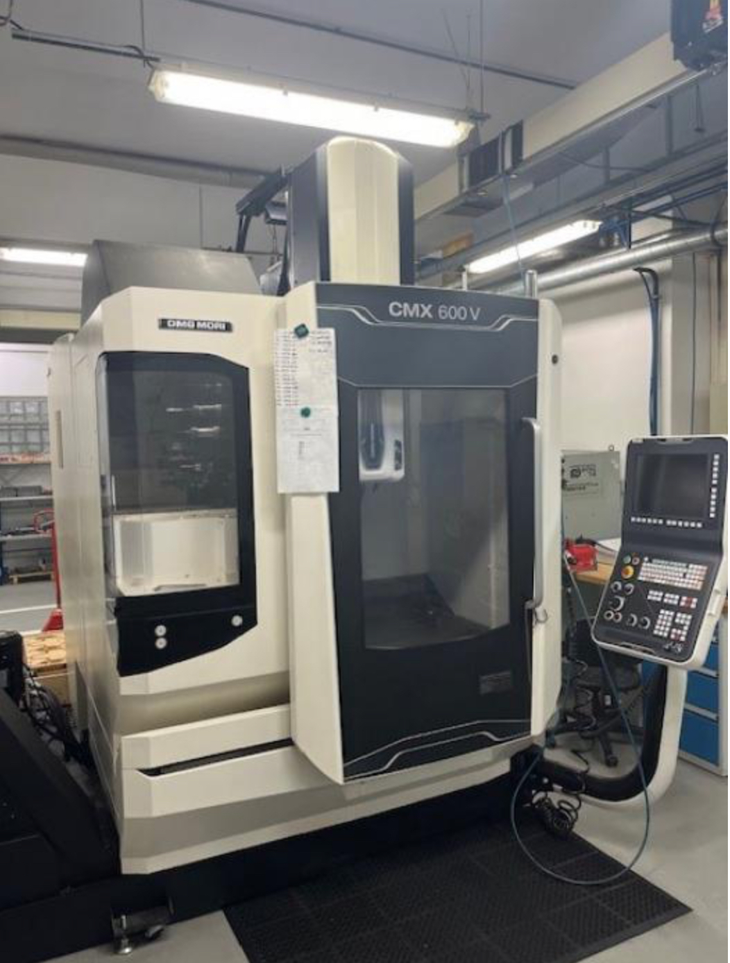 Centre d'usinage vertical DGM MORI CMX 600 V Faible nombre d'heures