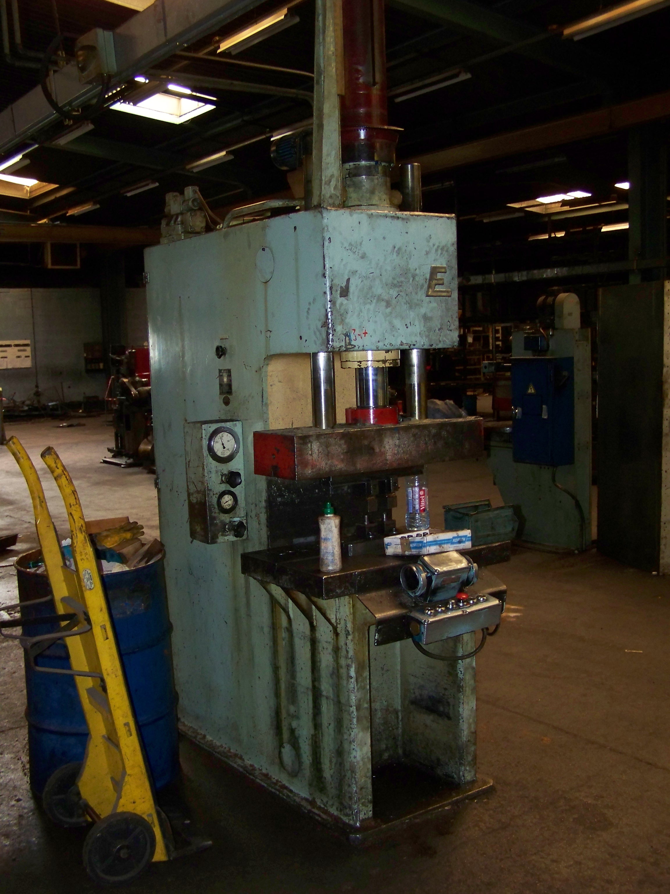 Presse hydraulique à col de cygne 25T MAE S25S