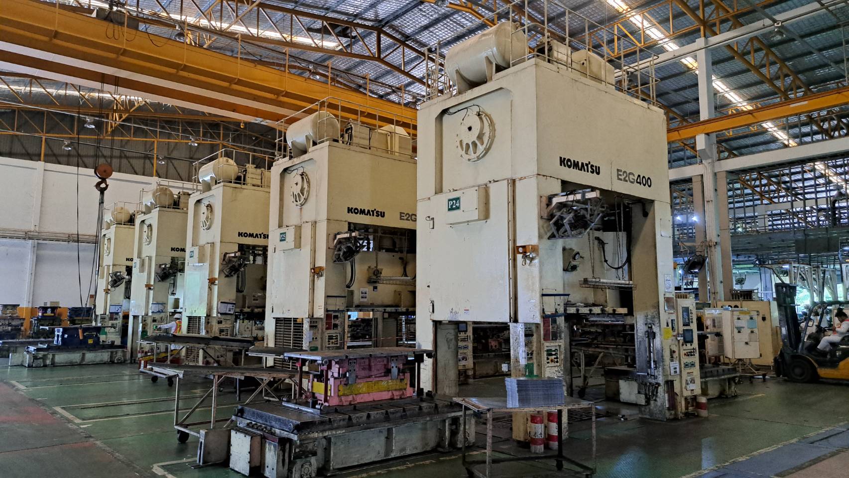 CINQ presses mécaniques Komatsu E2G 400
