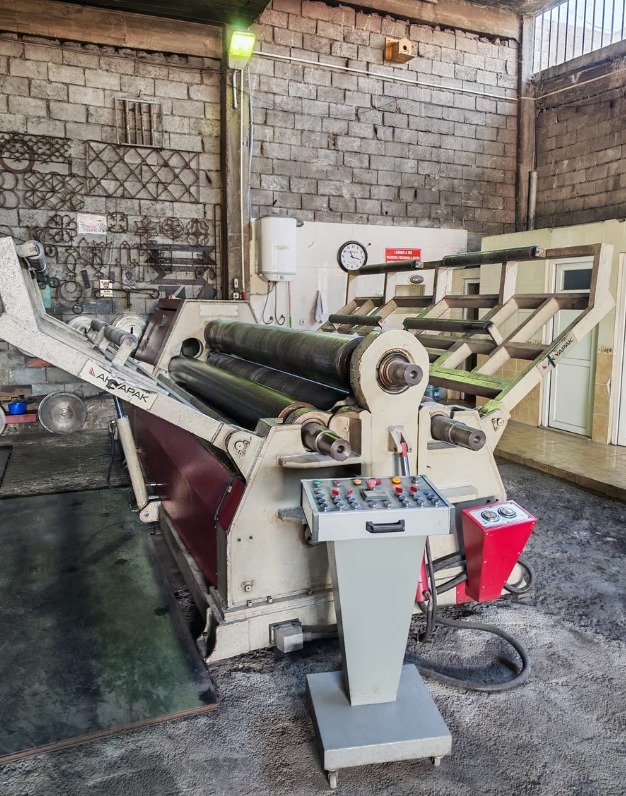 Rouleuse à 4 rouleaux Akyapak AHS 300 x 3100