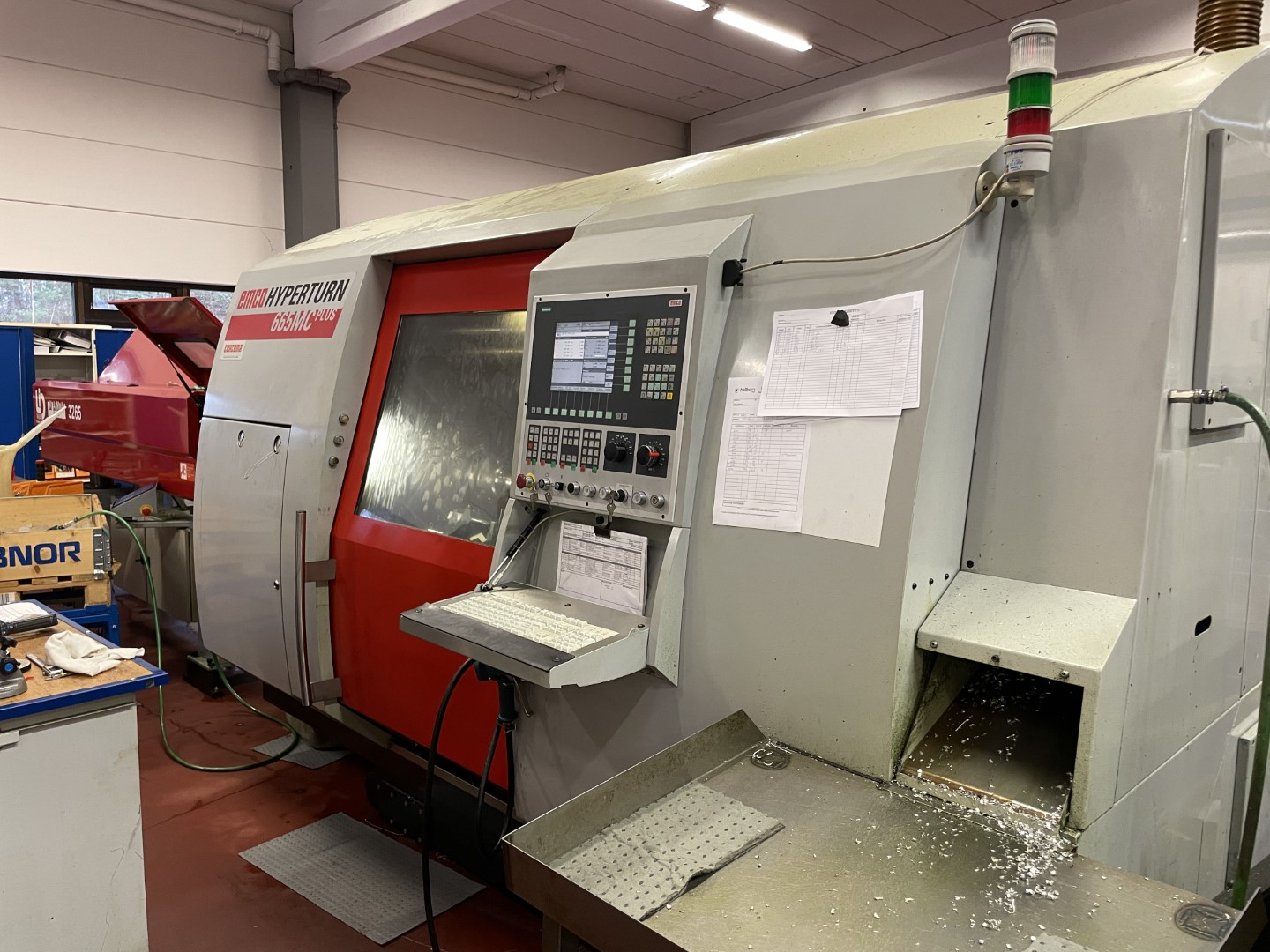 Tour CNC avec ravitailleur de barres EMCO 665 MC PLUS d'occasion