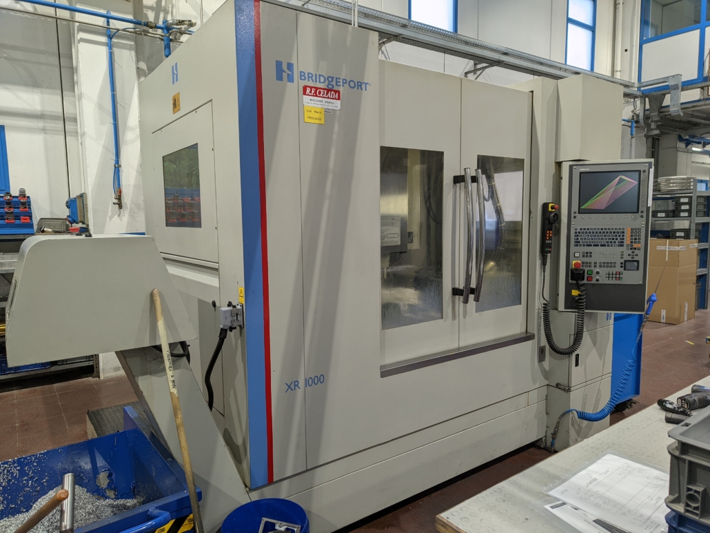 Centre d'usinage vertical BRIDGEPORT XR 1000 d'occasion