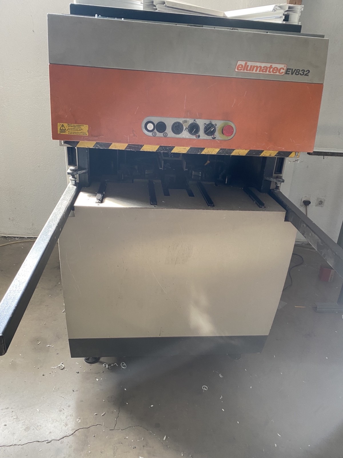 Machine plastique ELUMATEC EV 832