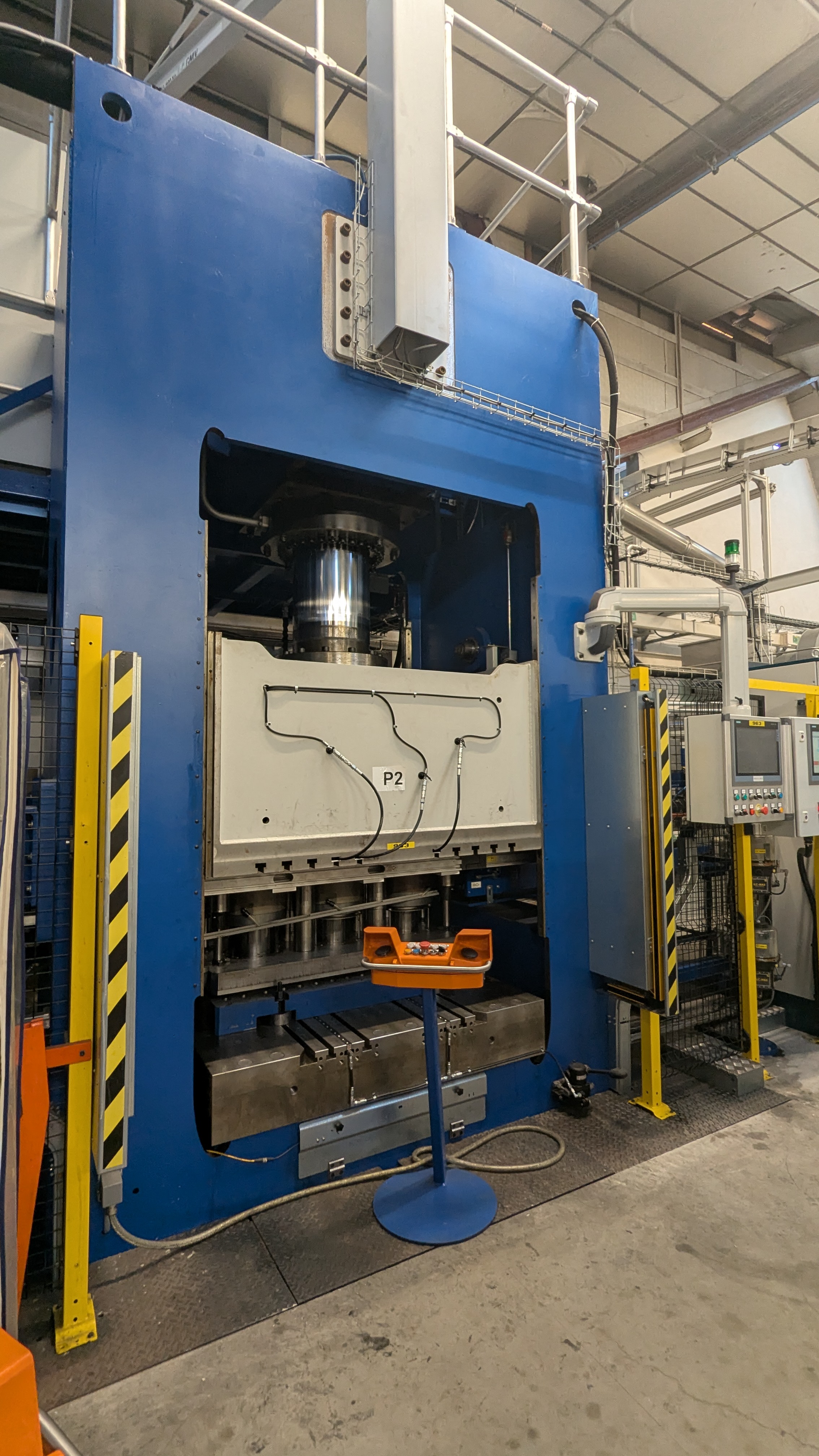 HYDRAULICO TAP 400/200/3x50 - 1500x1400 Presse hydraulique 400T Triple action activ punching - année 2022 Faible nombre d'heures
