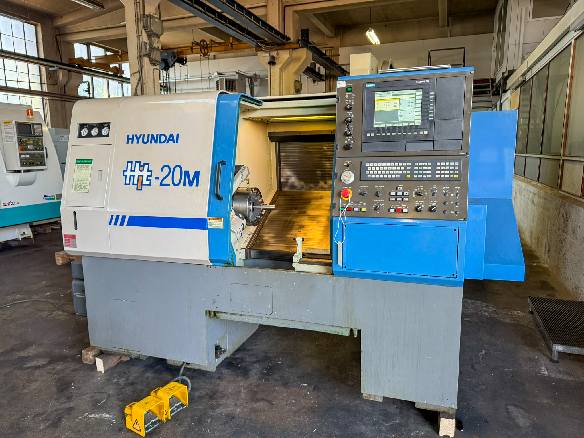 Tour motorisé cnc Hyundai HIT 20M d'occasion