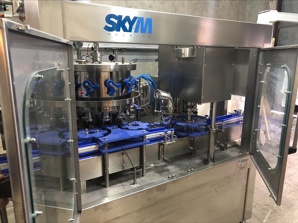 Machine pour la production de vin, bière ou alcool SKYM NEW Monobloc filling and capping of cans