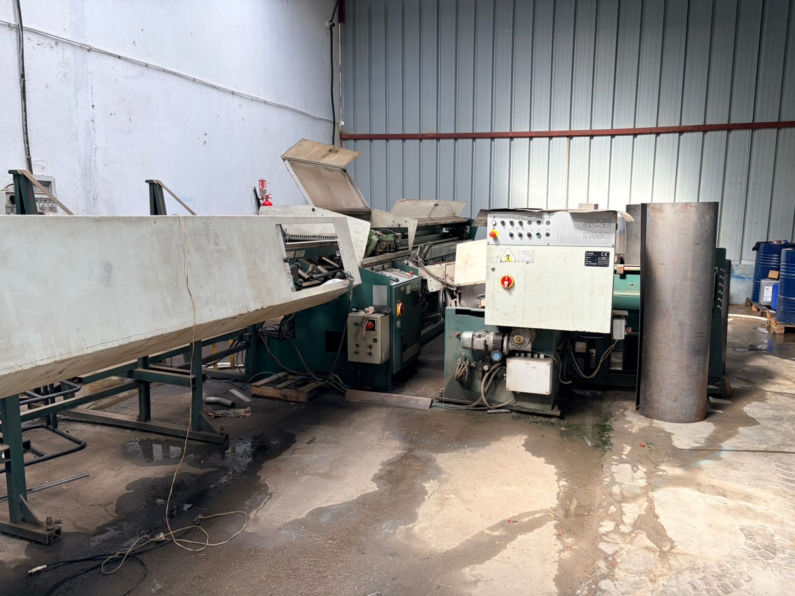 Ligne de découpe automatique Adige Sala, modèle TT640, avec chargeur de 6 000 mm et déchargeur de 3 000 mm. Équipée d'une brosseuse d'une capacité de 3 000 mm.