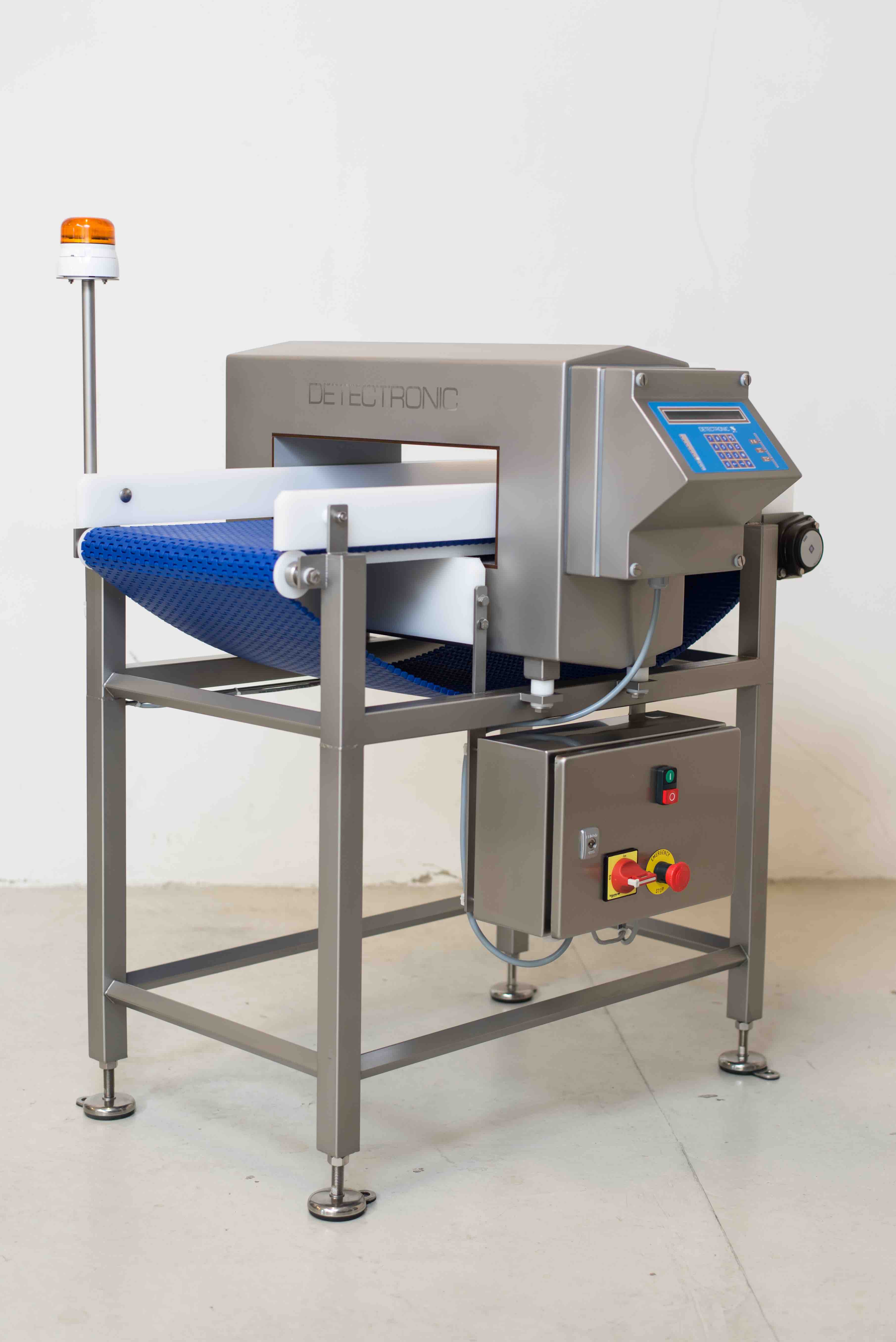 Machine de découpe de viande Detectronic A/S 607-350 - Tunnel size 350x150 - belt size 1000 mm long and 300 mm wide. Suits products up to 290 mm wide and 110 mm high. Ideal for sliced and packed products.