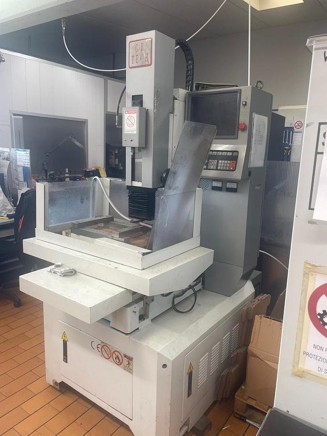 Machine d'électro-érosion par enfonçage CR TECH S26 CNC d'occasion