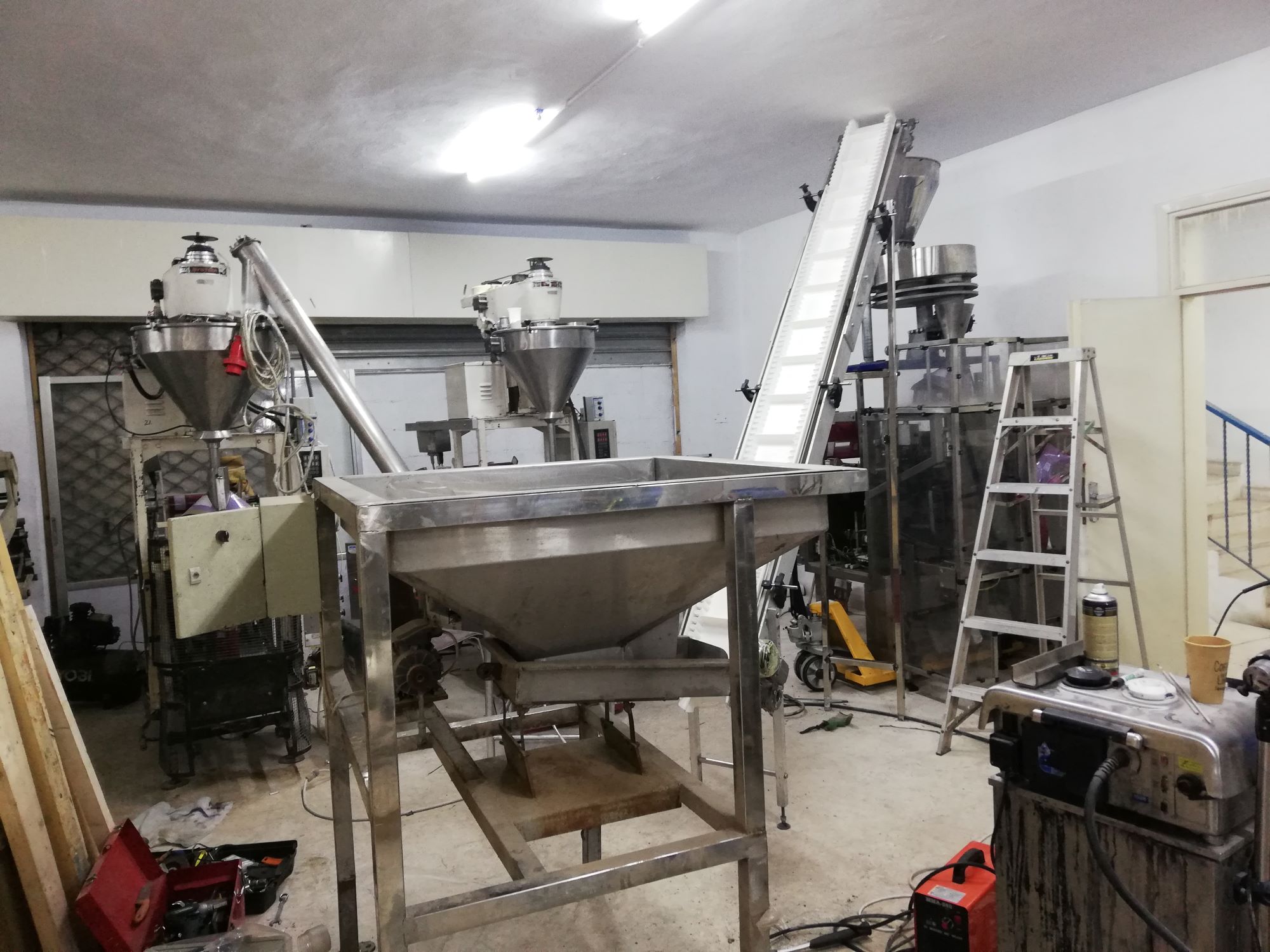 Machine verticale de remplissage et de scellage pour l'emballage de matériaux granulaires secs Technosys Cyclone 300