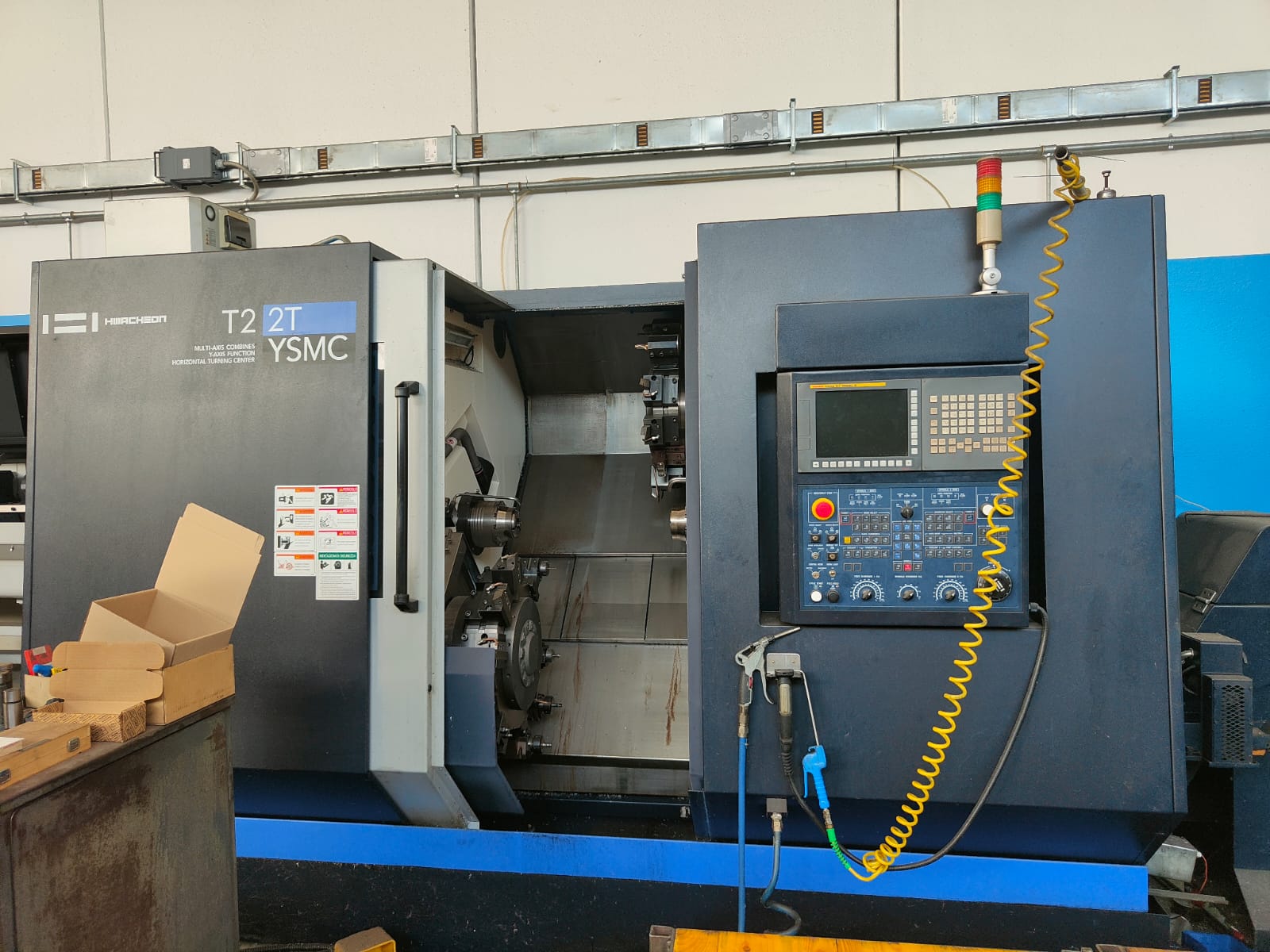 Tour CNC avec ravitailleur de barres Hwacheon T2 2T YSMC d'occasion