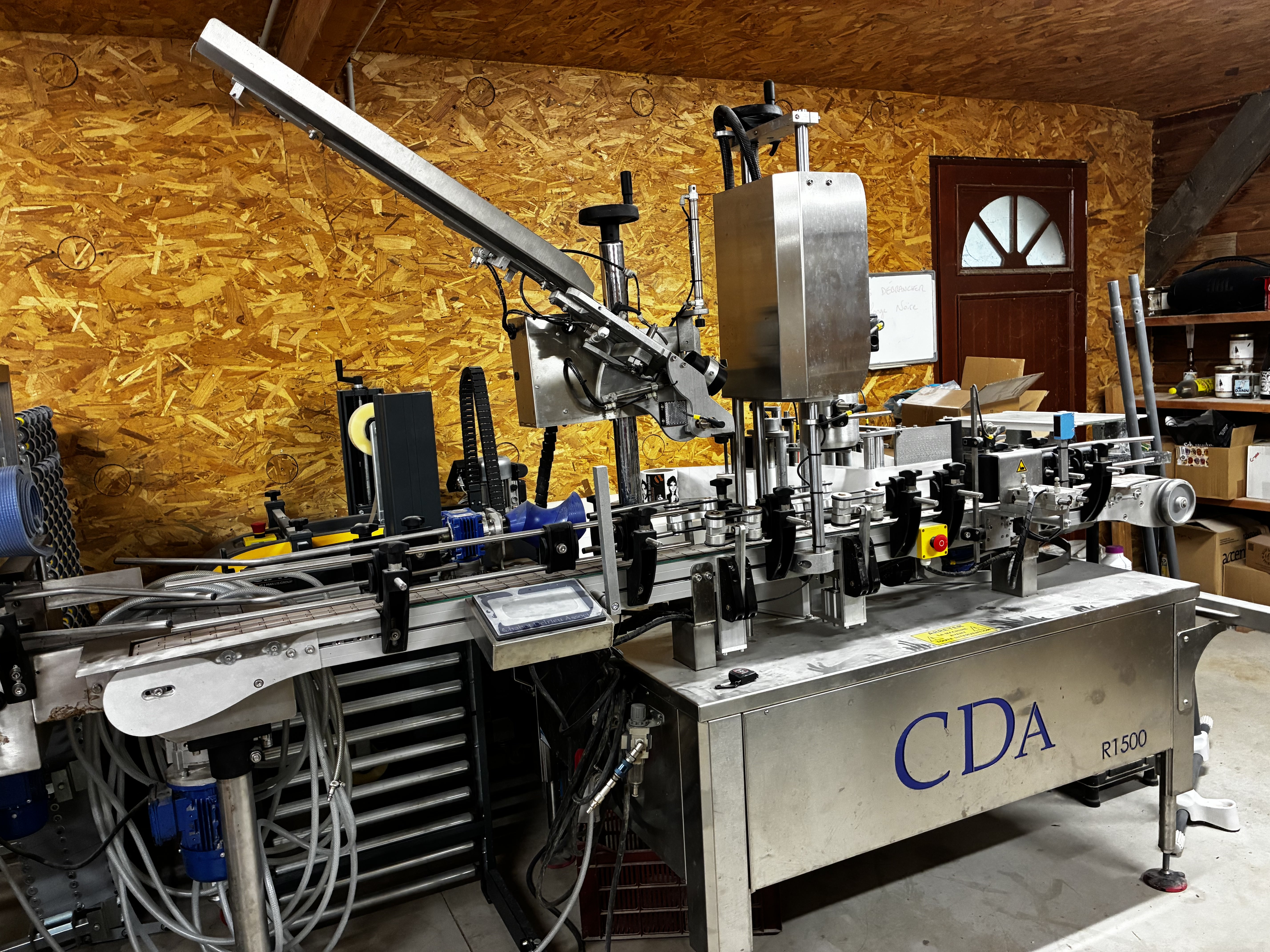 Chaîne complète embouteillage GAI 1300 avec étiqueteuse stotcheuse table de chargement et "poumon" (ligne mise en bouteille)