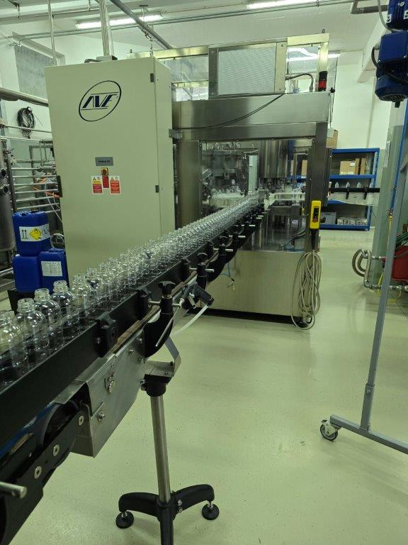 LIGNE DE REMPLISSAGE AUTOMATIQUE AVE POUR EAU PLATE ET GAZEUSE AVEC 2 SOUFFLEUSES DE BOUTEILLES PET
