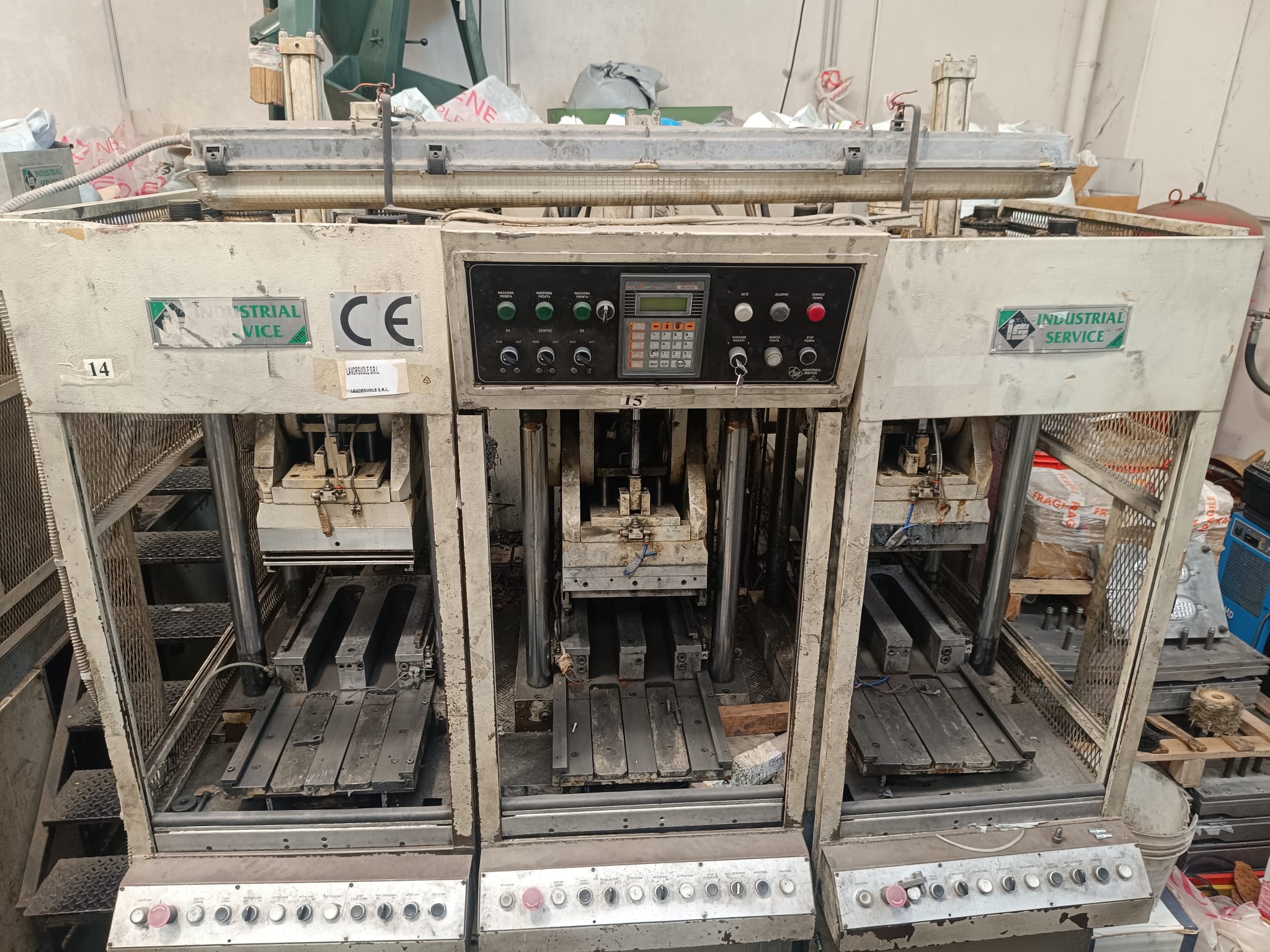 Presse à injecter Industrial service ARIEL 3/E