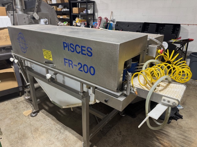 Machine d'éviscération Pisces DS-150, FR-200, BC-1 avec table d'éviscération et système d'aspiration
