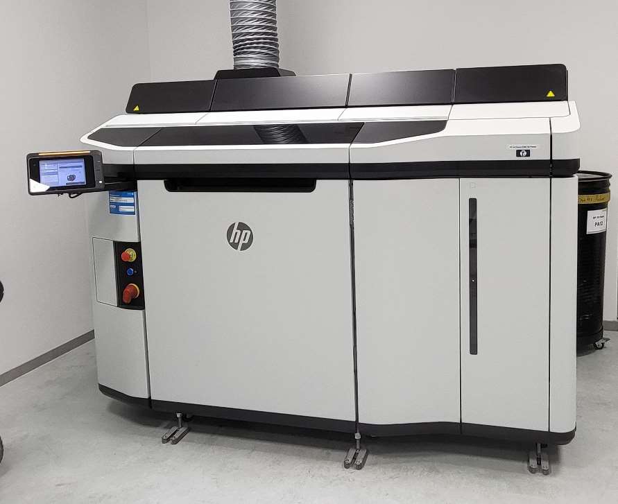 2019 HP Inc. HP5200 MultiJetFusion avec station de traitement, unités de construction et chariot élévateur