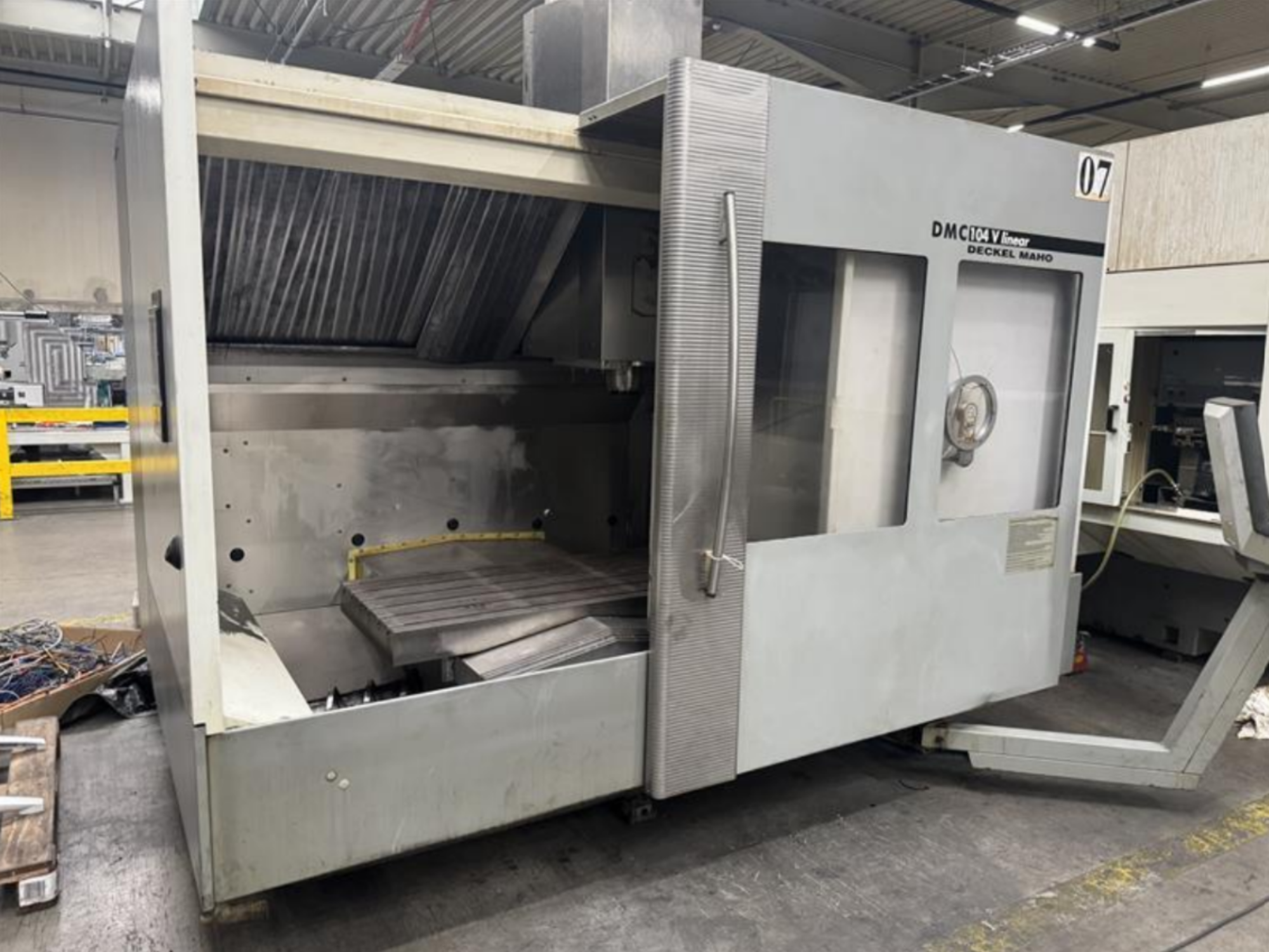 Centre d'usinage 5 axes DECKEL DMC 104V