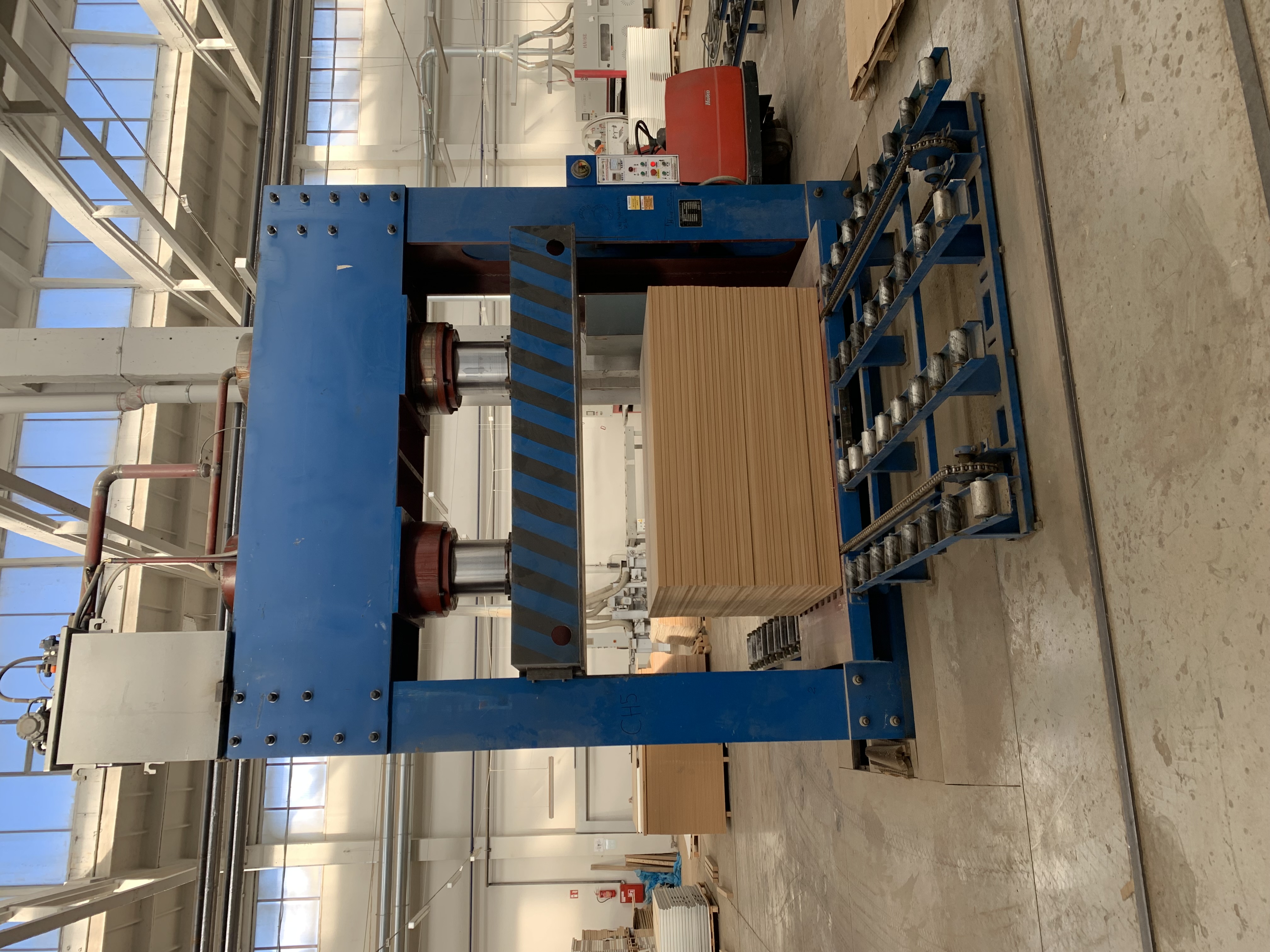 Presse LINYI JIANZHONG WOOD MACIHNERY CO.LTD ChRL JJZ-CP