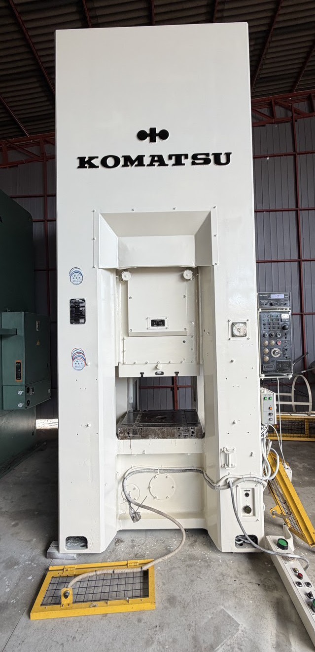 Presse de forge à froid Komatsu L1C400