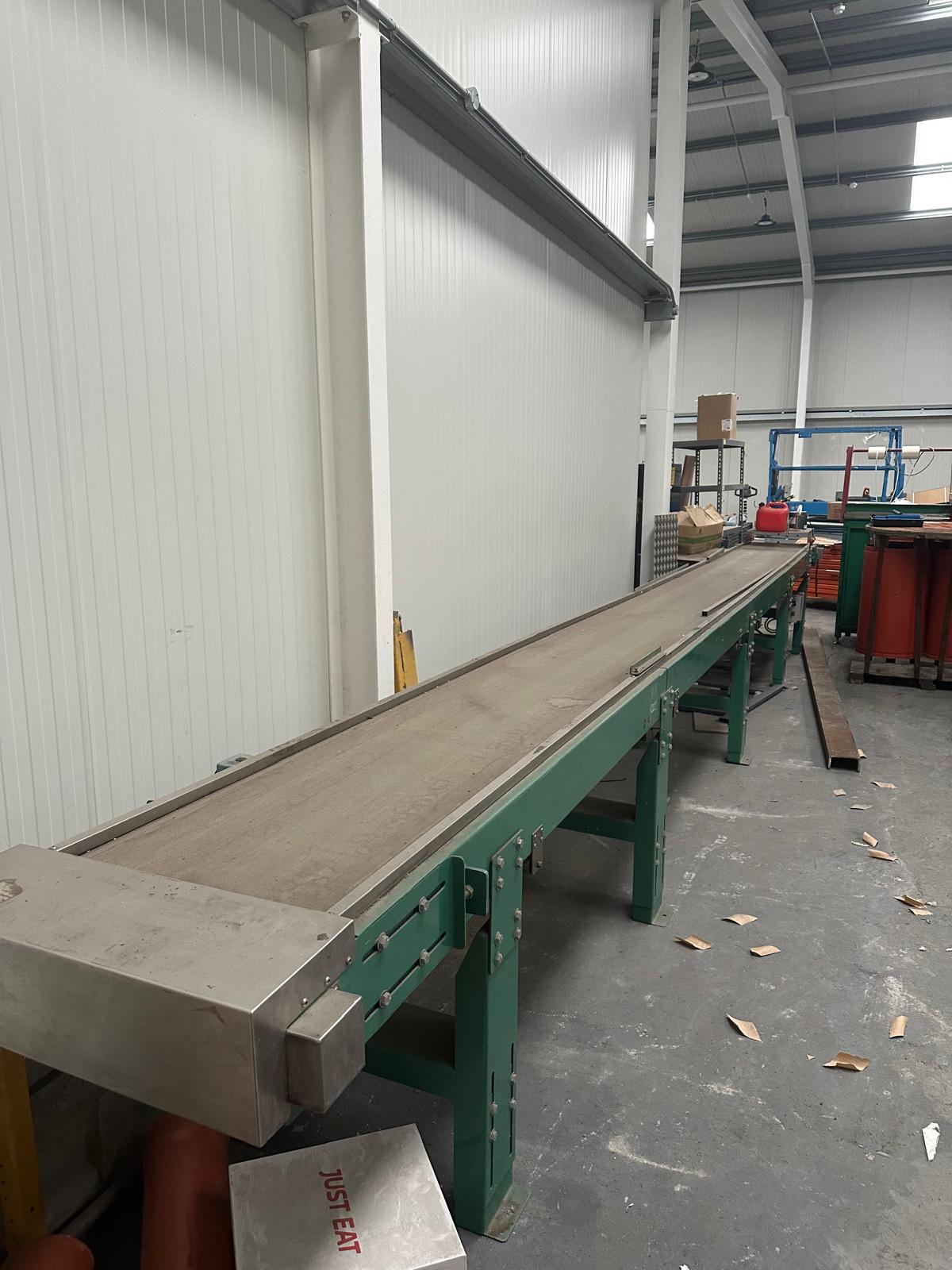 Convoyeur de 8 mètres de long, construction robuste