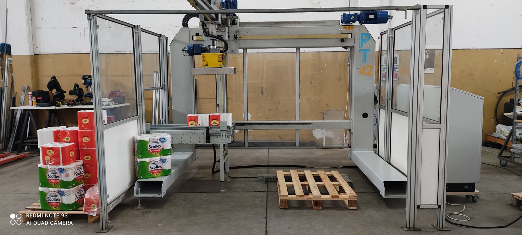 Palettiseur 4 axes de TIEMME automations modèle PT42 reconditionné avec un nouveau tableau logique Siemens 1500 inverter KEB