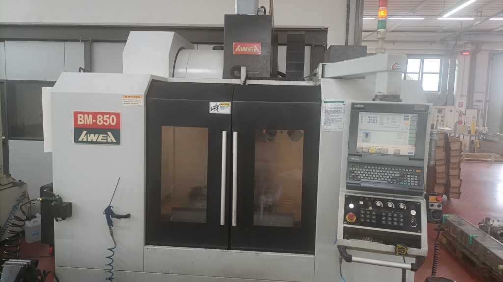 Centre d'usinage vertical AWEA BM 850 d'occasion