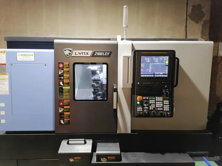 Tour cnc DN Solutions Lynx 2100 LSYB Faible nombre d'heures