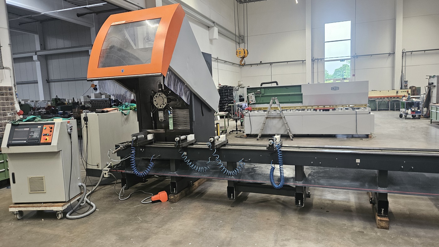 Centre d'usinage vertical Elumatec SBZ 130 Bonne affaire