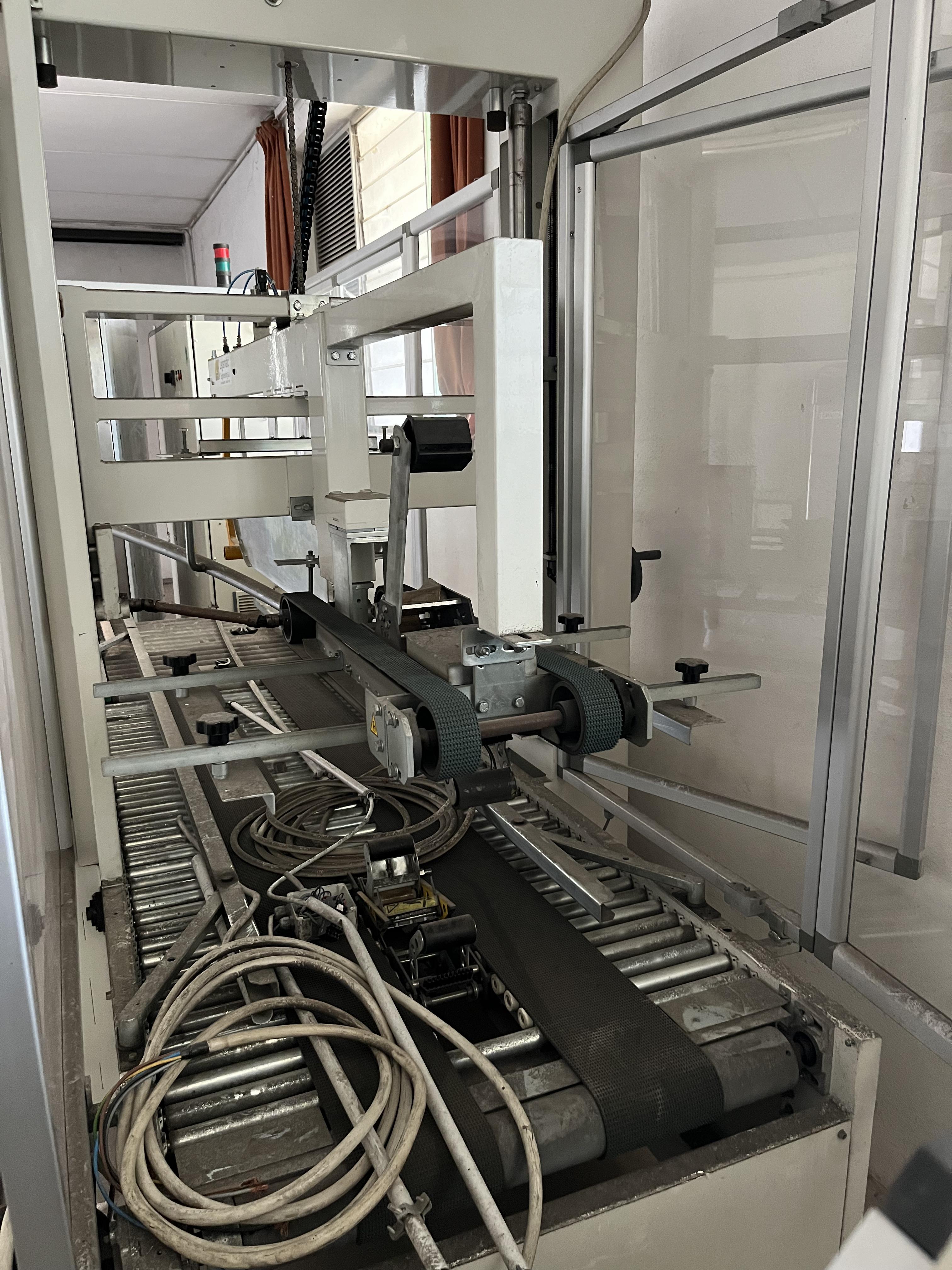 Etuyeuse Legamatic Closing carton box machine