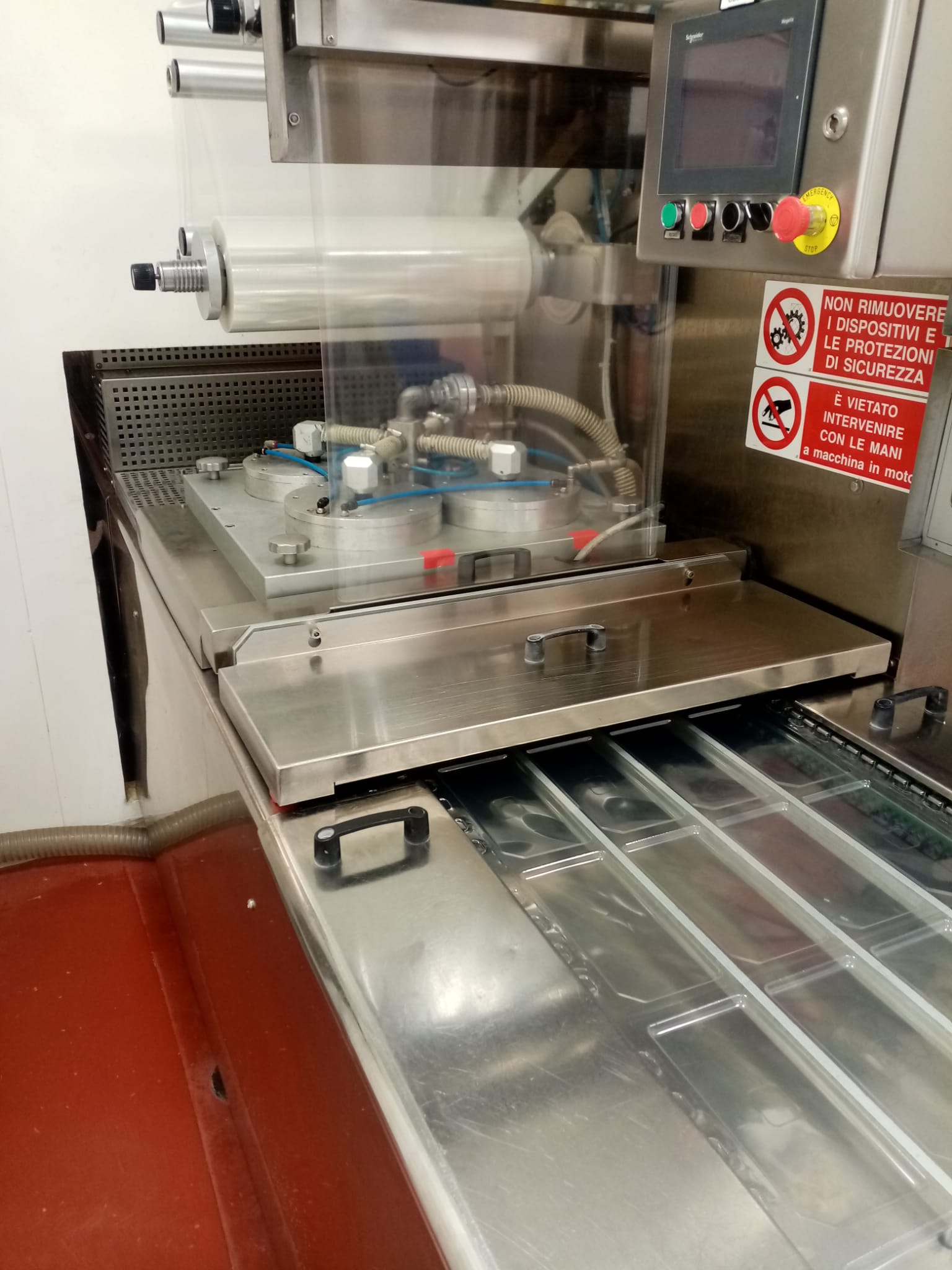 Ligne d'emballage ATM pour saucisses en tranches avec trois moules en ligne et découpeuse CIEMMETECNICA TM620 INOX