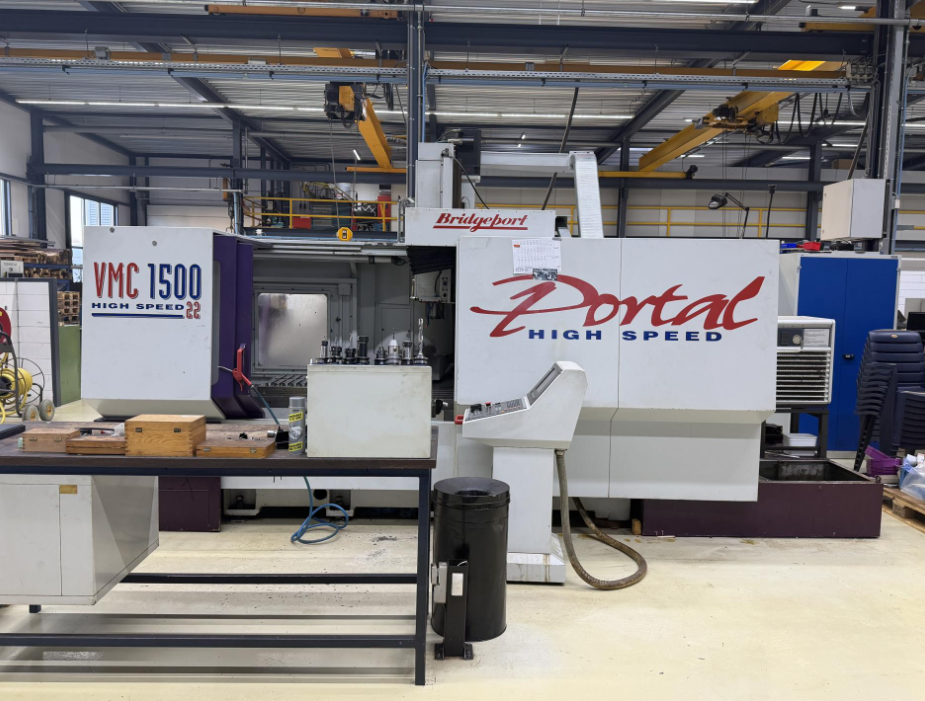 Centre d'usinage vertical BRIDGEPORT VMC 1500 Portal d'occasion