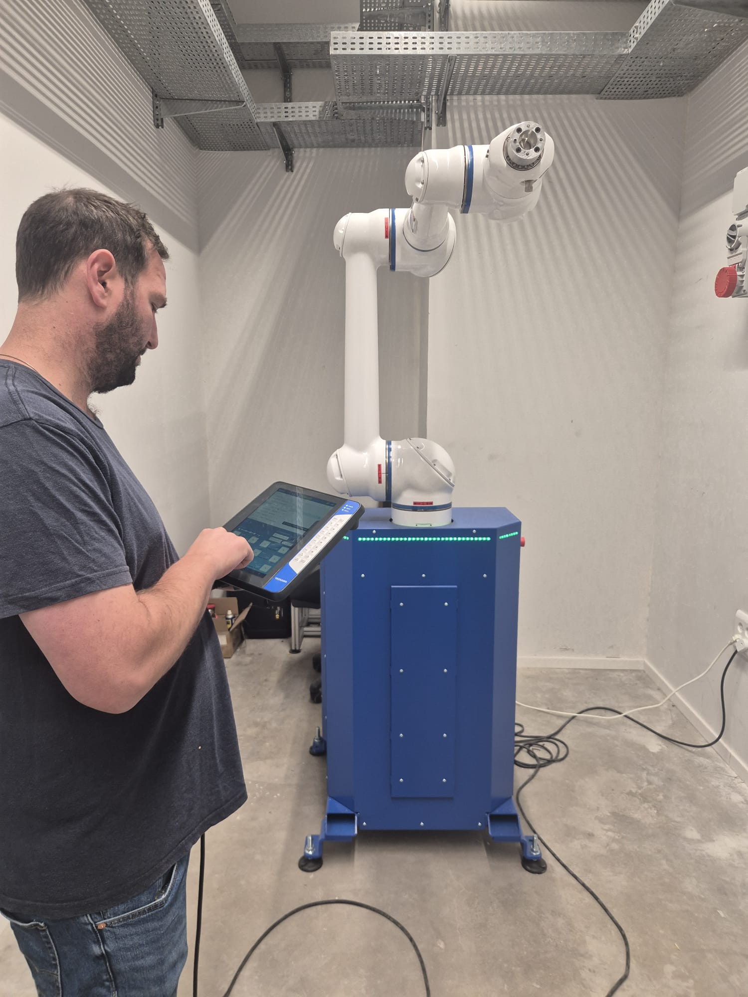 Yakasawa Cobot HC10DTP et armoire de contrôle Hot deal Faible nombre d'heures