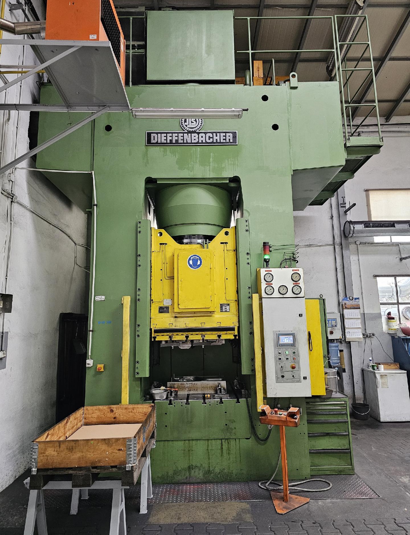 Presse hydraulique DIEFFENBACHER PO-F 1250 A