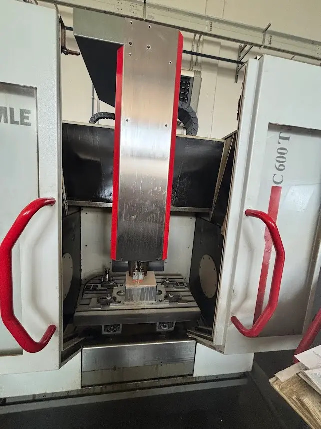 Centre d'usinage vertical HERMLE C600T d'occasion