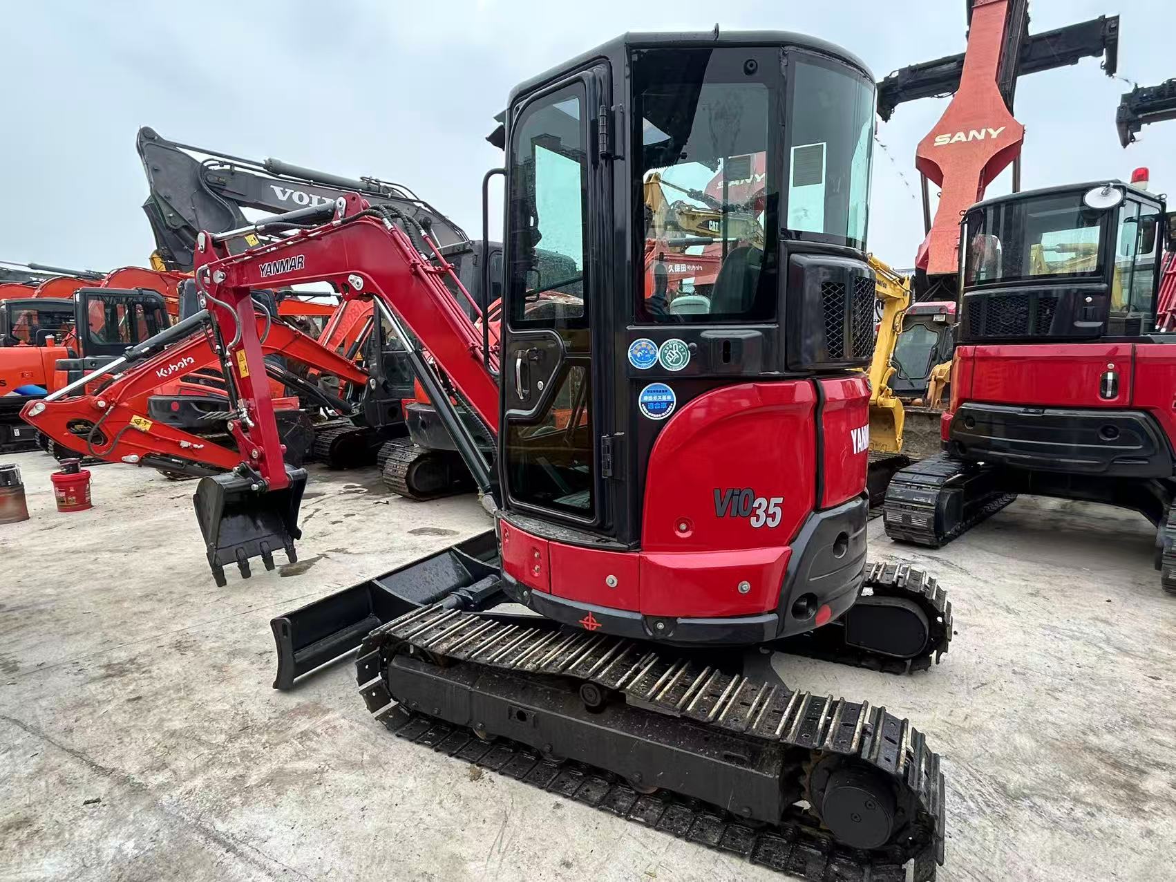 Mini pelle Yanmar Vio35 d'occasion, origine Japon, 3,5 tonnes, petit engin chenillé avec lame niveleuse à vendre Faible nombre d'heures