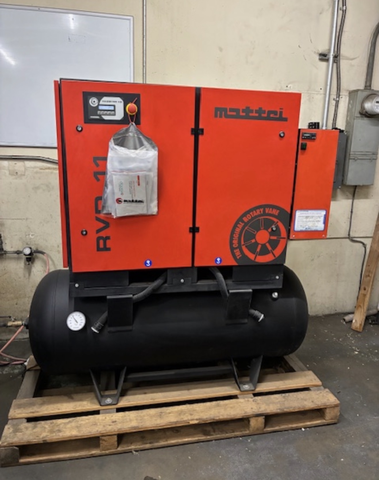 Compresseur d'air à palettes rotatives 2023 Mattei VRD 11 avec sécheur et réservoir de 120 gallons ***Seulement 3 411 heures de fonctionnement***