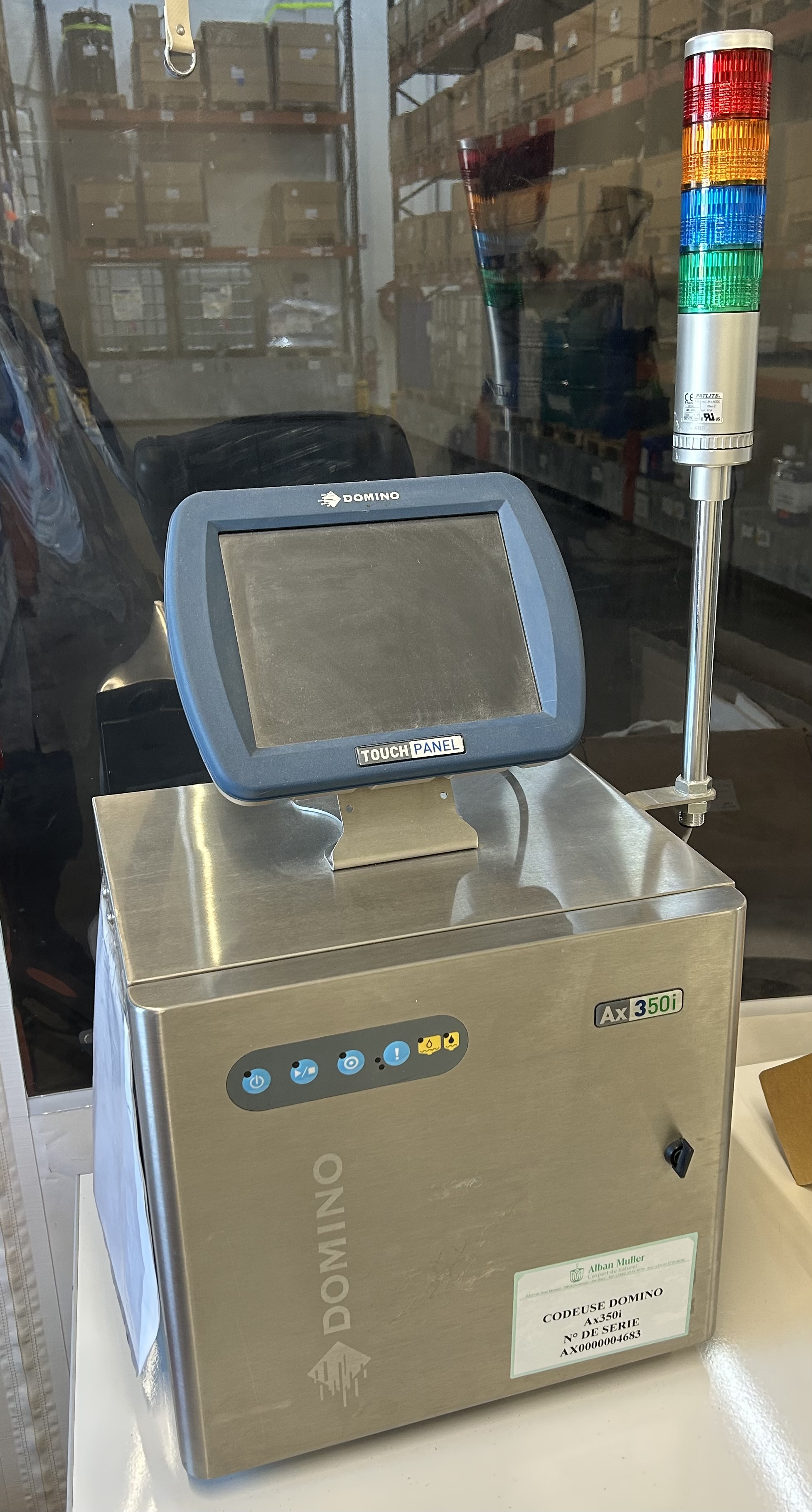 Codeuse industrielle Domino Ax350i et convoyeur de bande latérale