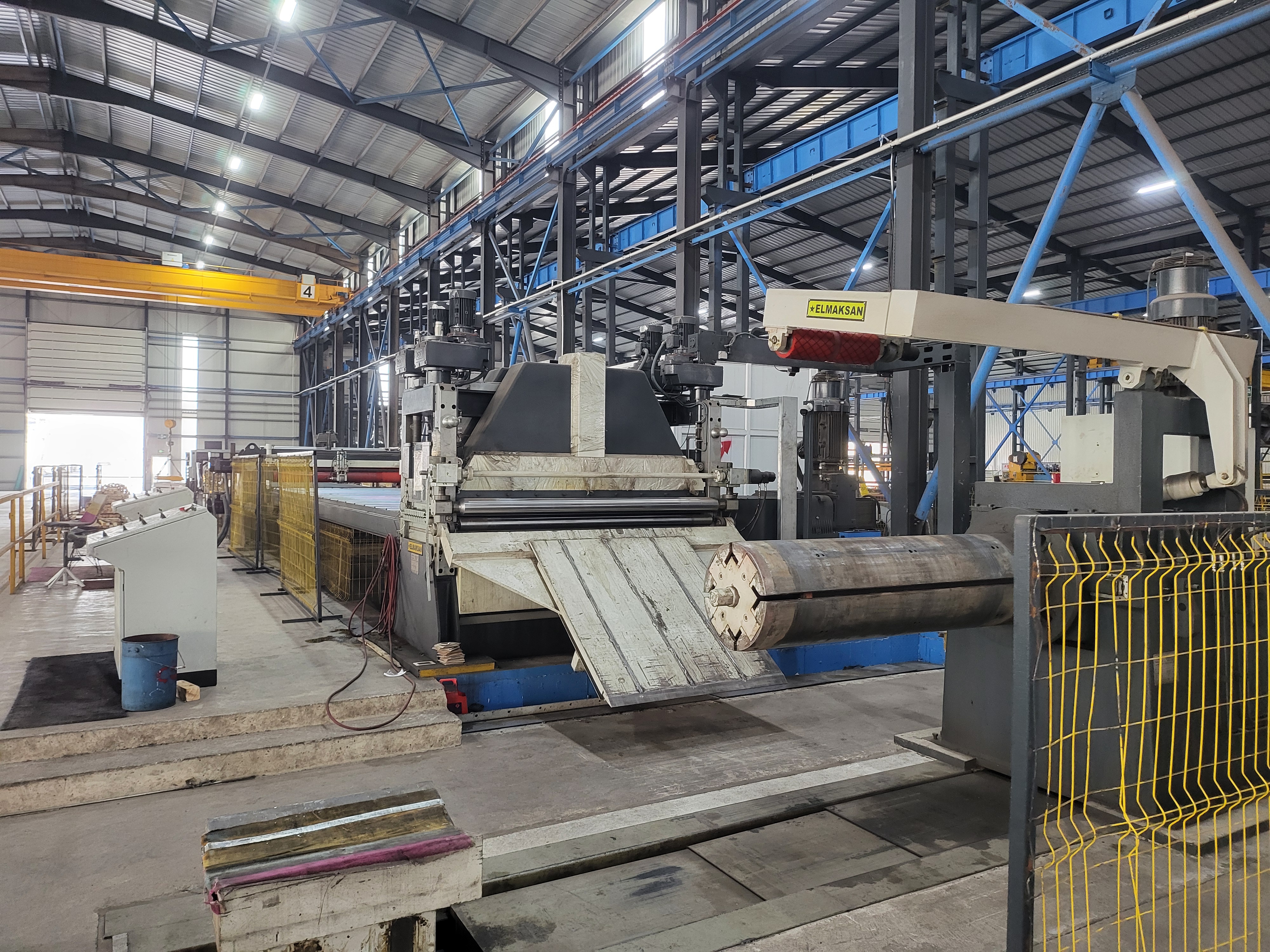 Ligne de coupe à longueur 0,6–3 mm × 2000 mm – 30 tonnes – Cisaille rotative – Empilage automatique – Installée